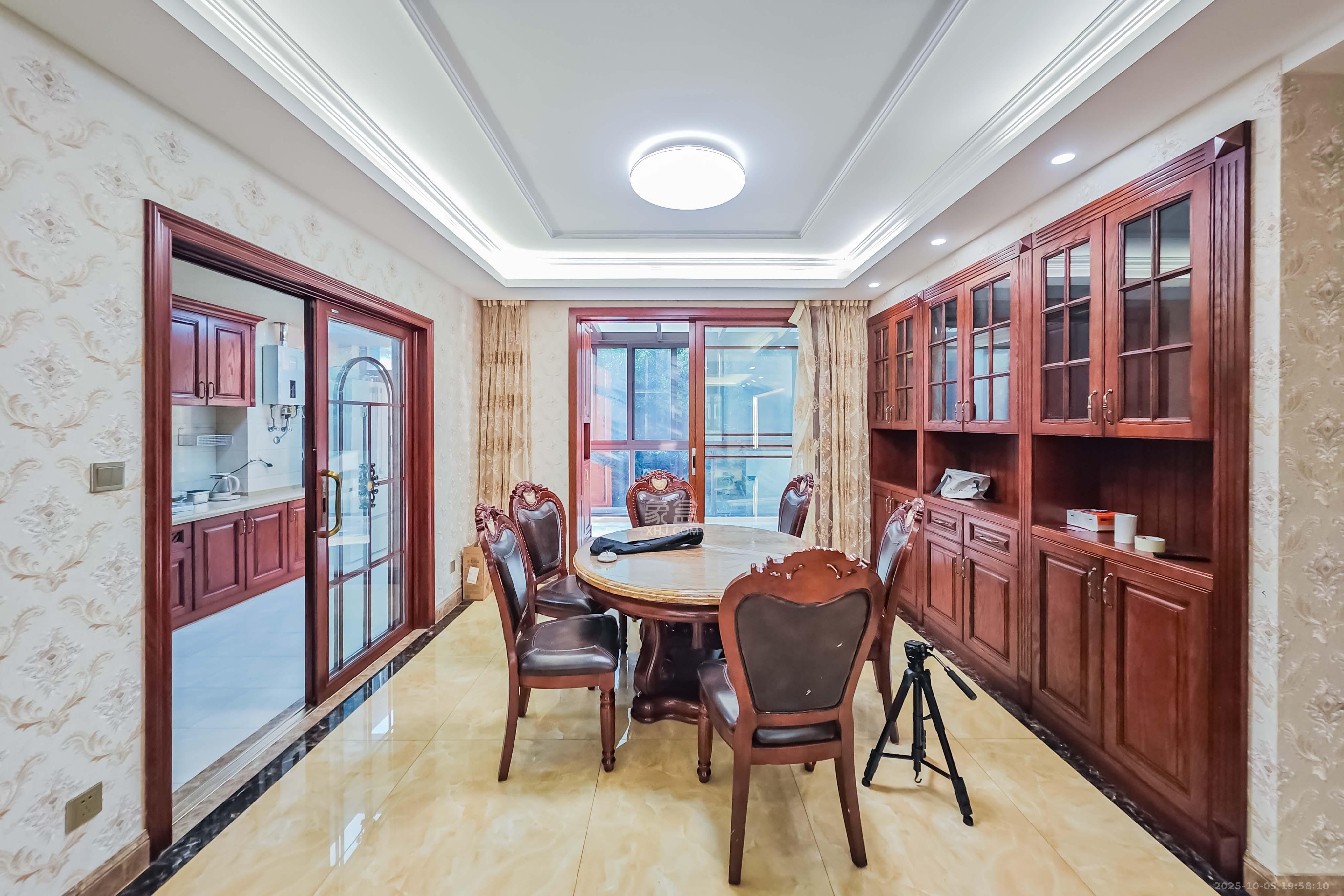 吉联小区（红墅湾）  3室2厅2卫    320.0万客厅