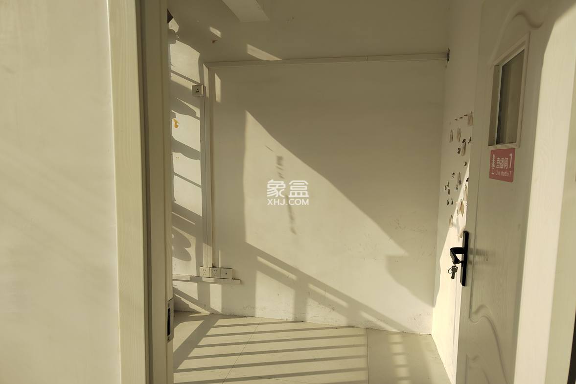 SOHO尚都 6室1厅1卫 3200.0元/月 SOHO尚都 6室1厅1卫 3200.0元/月室内图