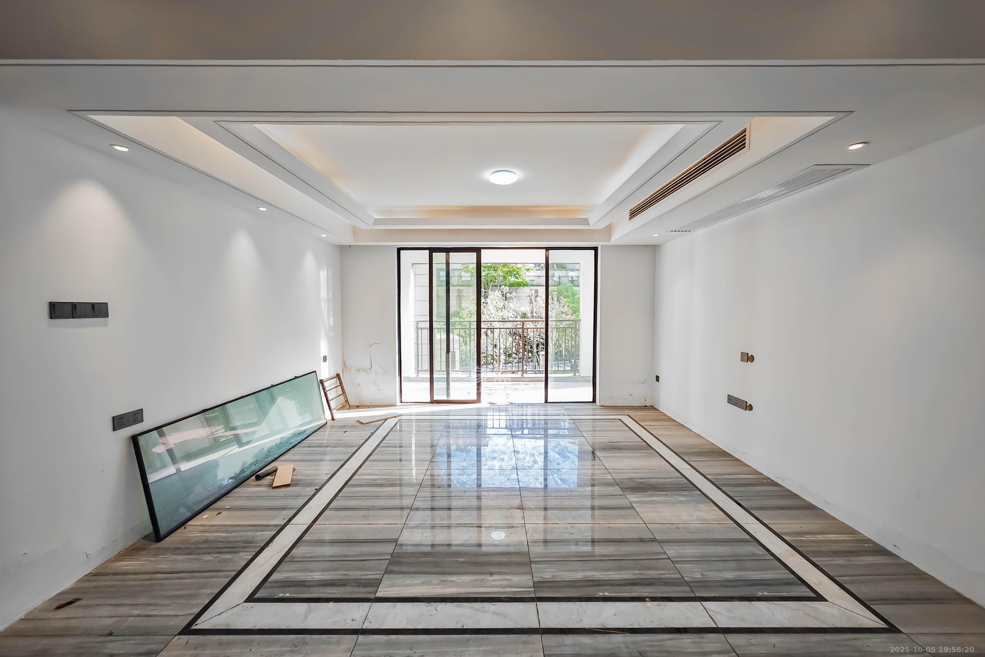 臻园 4室2厅2卫 150.0万 臻园 4室2厅2卫 150.0万客厅