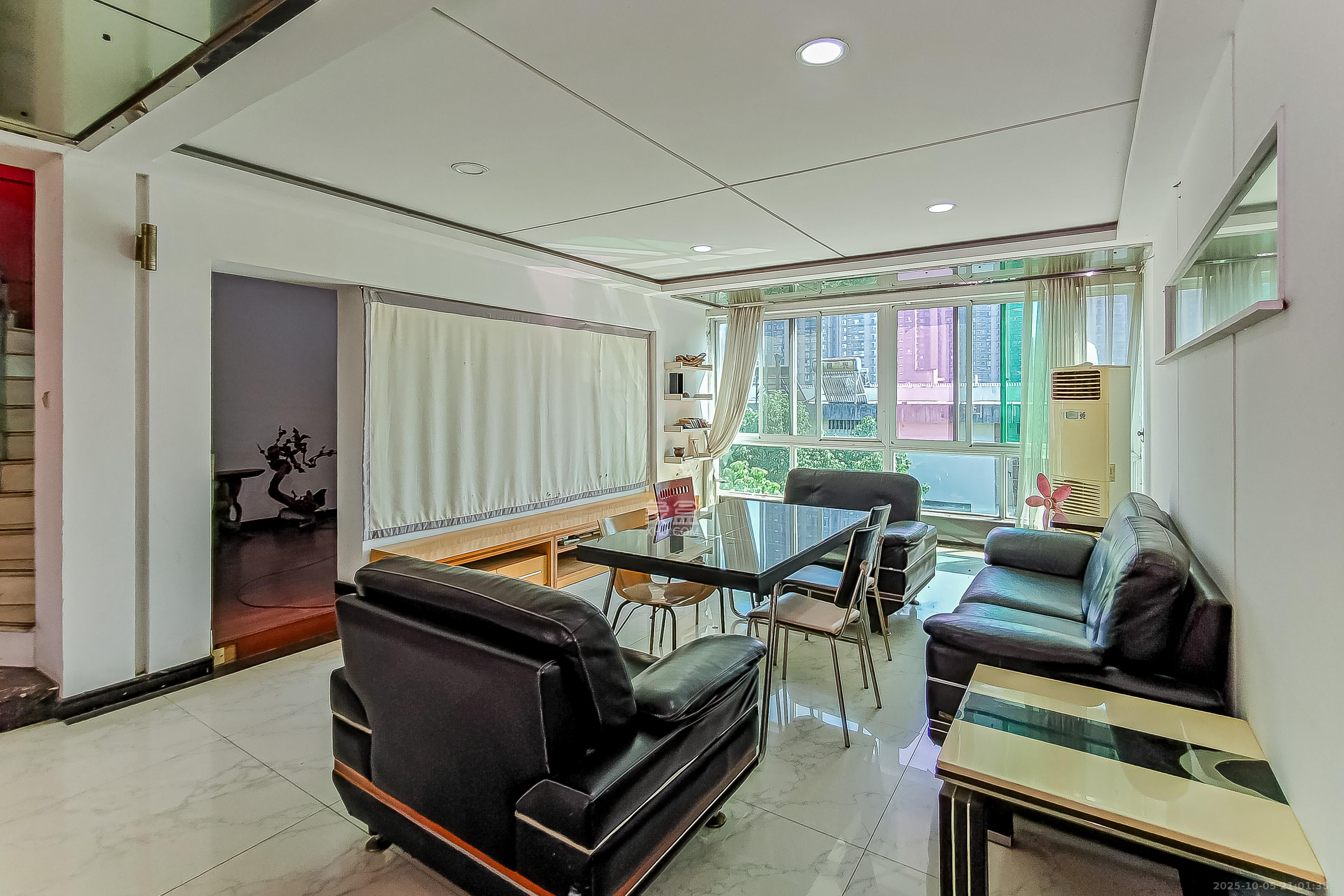 明媚星城 5室2厅2卫 150.0万 明媚星城 5室2厅2卫 150.0万客厅