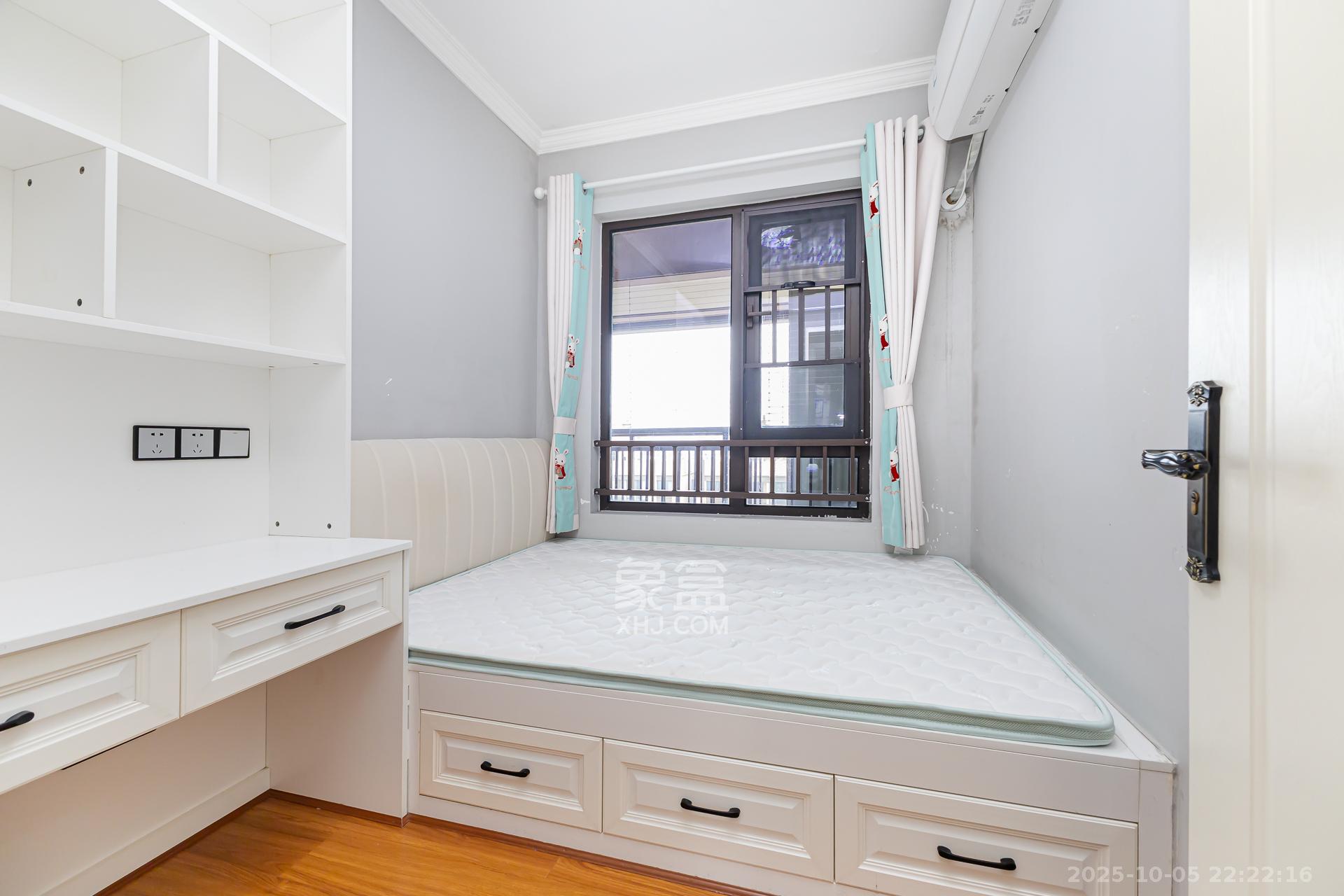 龙湖璟宸原著（龙湖紫宸）  3室2厅2卫    79.8万卧室