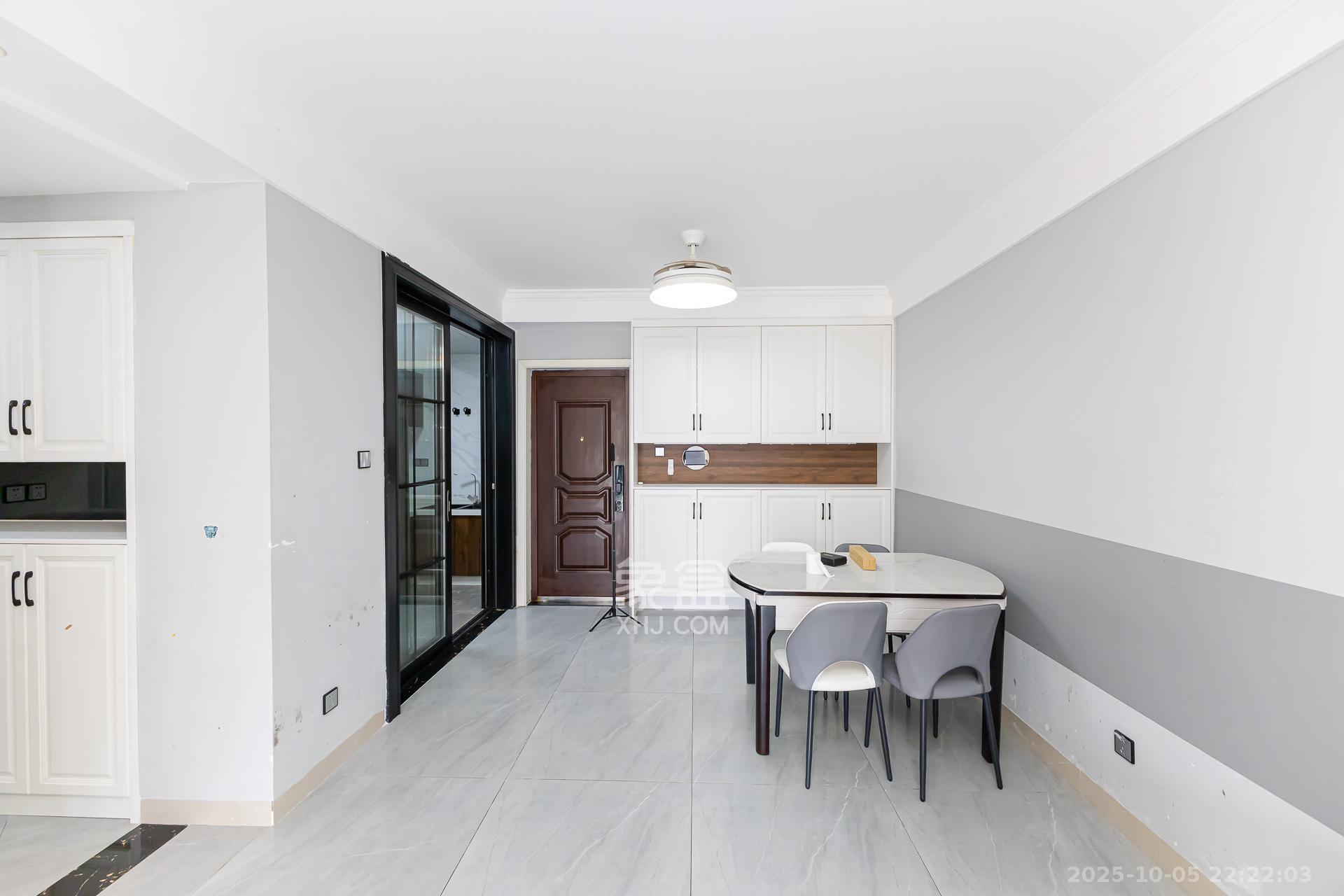 龙湖璟宸原著（龙湖紫宸）  3室2厅2卫    79.8万客厅