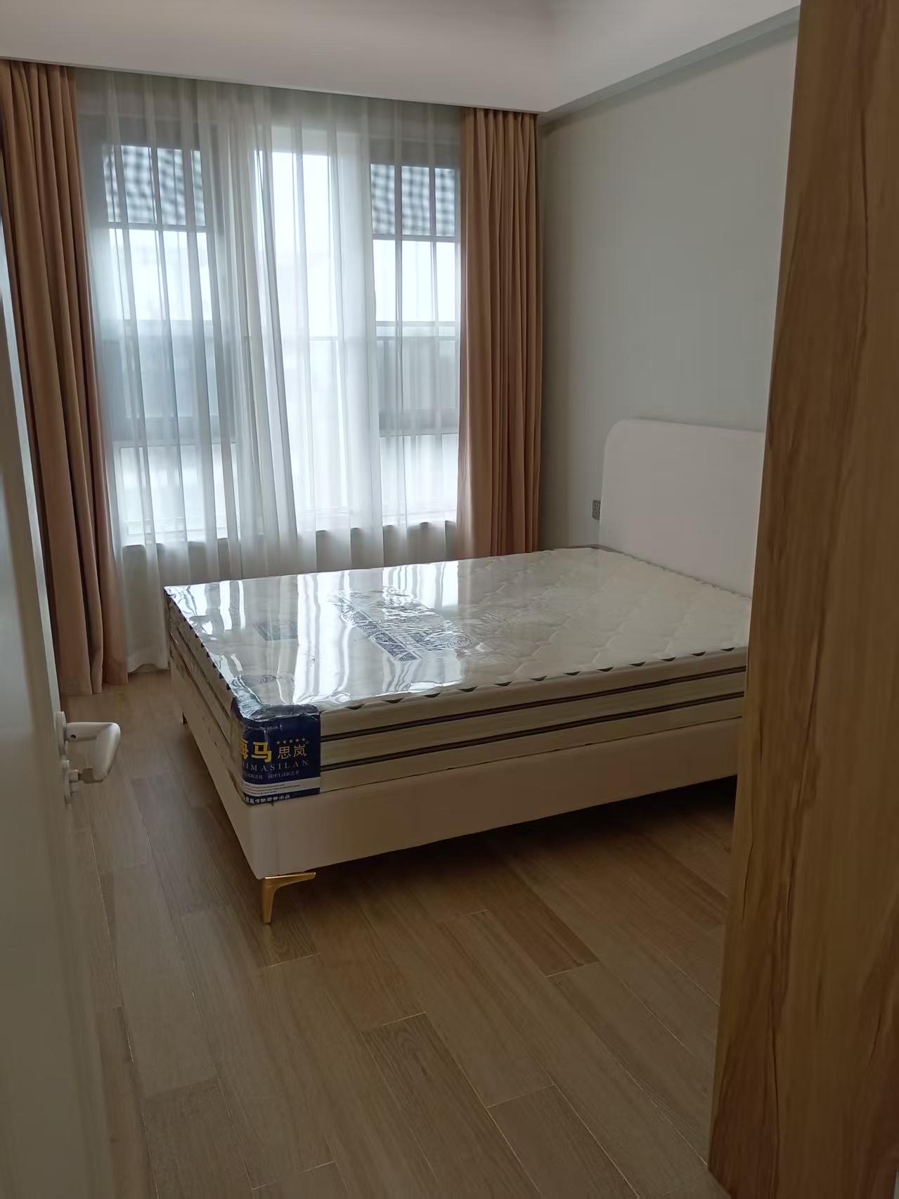 大华锦绣海岸四期  3室2厅2卫    180.0万 大华锦绣海岸四期  3室2厅2卫    180.0万客厅