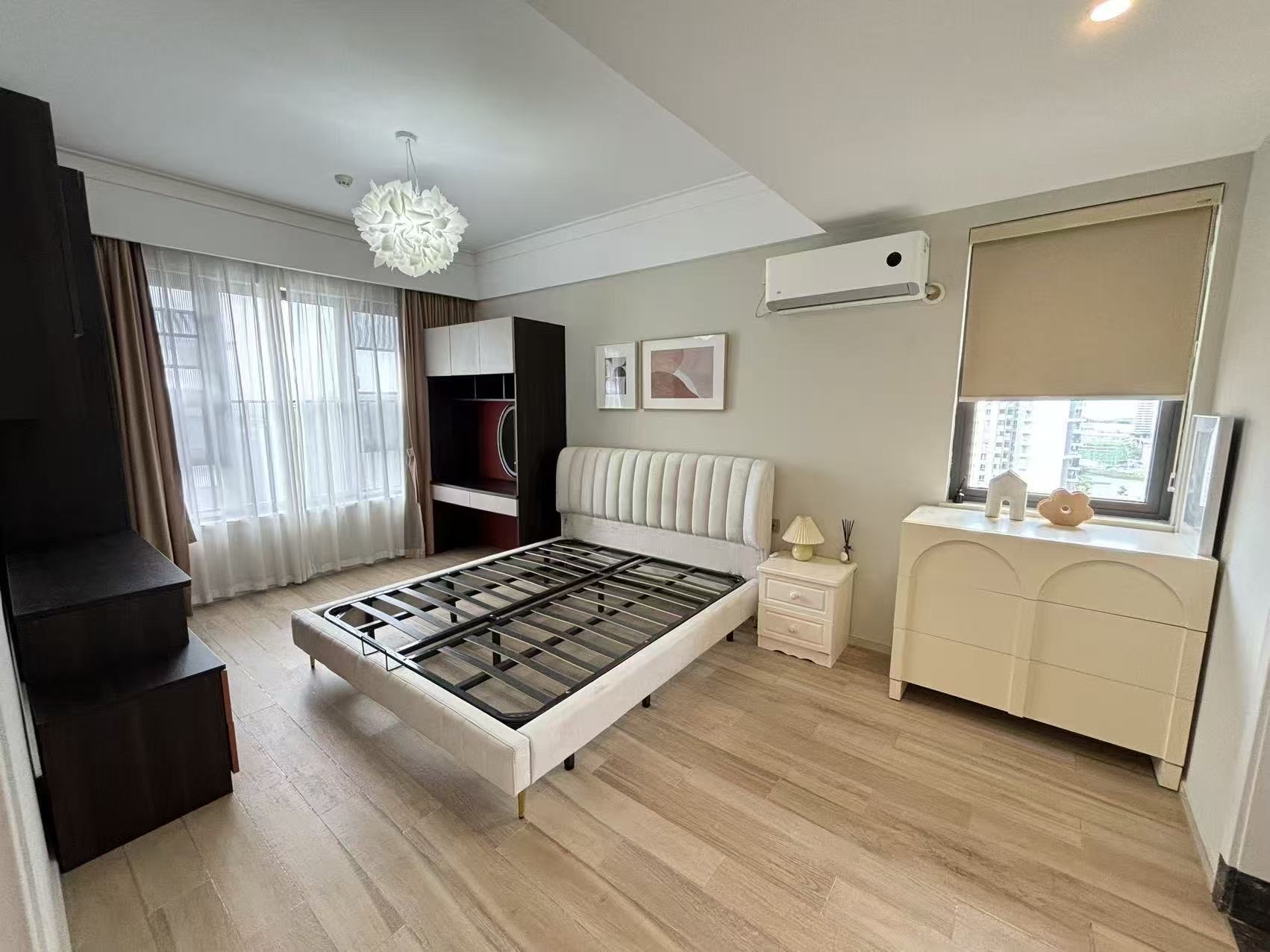 大华锦绣海岸四期  3室2厅2卫    180.0万 大华锦绣海岸四期  3室2厅2卫    180.0万客厅