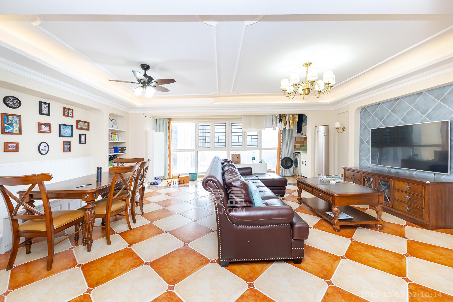 龙湖湘风原著（龙湖湘风星城）  4室2厅2卫    123.0万客厅