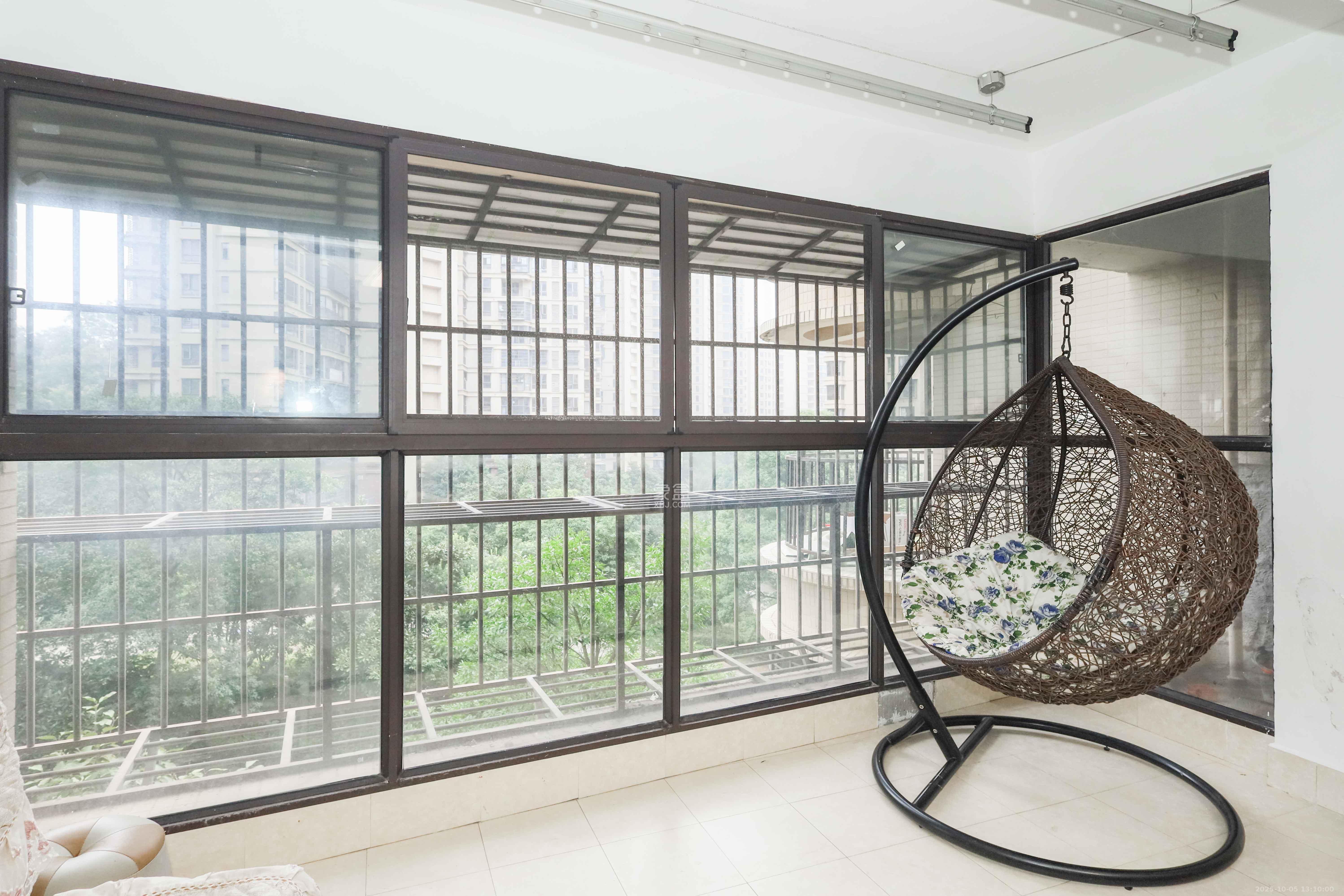 保利麓谷林语D区 3室2厅1卫 100.0万 保利麓谷林语D区 3室2厅1卫 100.0万阳台