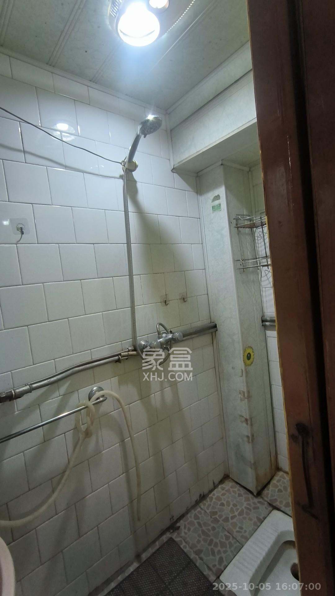 红旗雅居  3室2厅2卫   2000.00元/月室内图