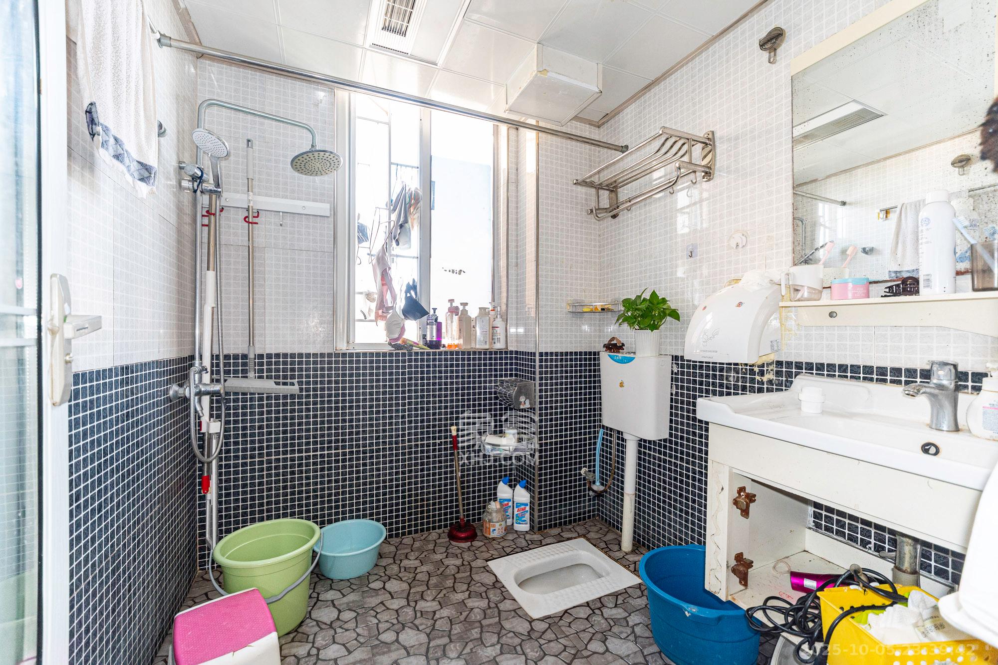 恒广国际景园一二区  2室2厅1卫    61.8万卫生间