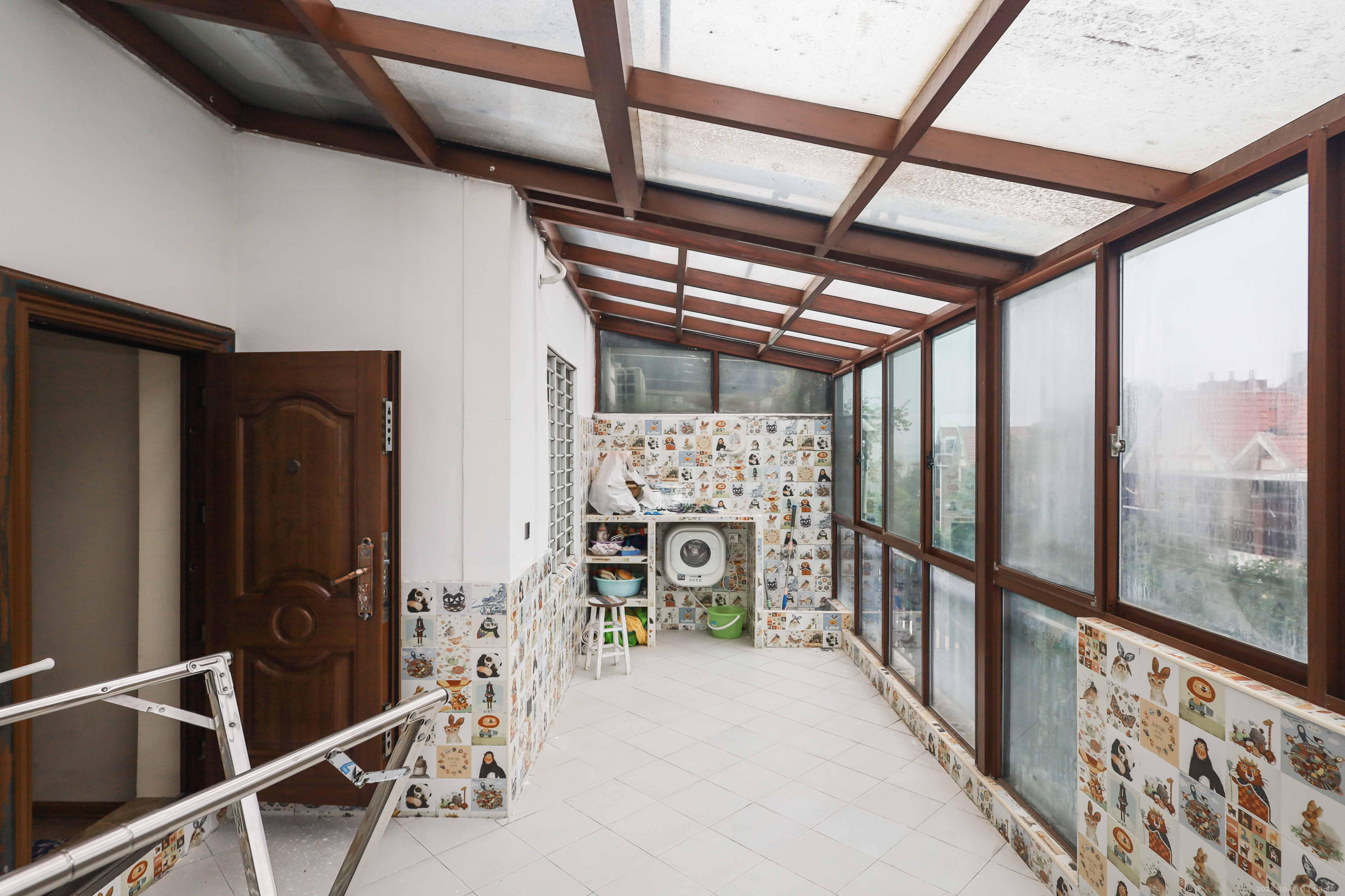 山水英伦  1室0厅0卫    358.0万 山水英伦  1室0厅0卫    358.0万阳台