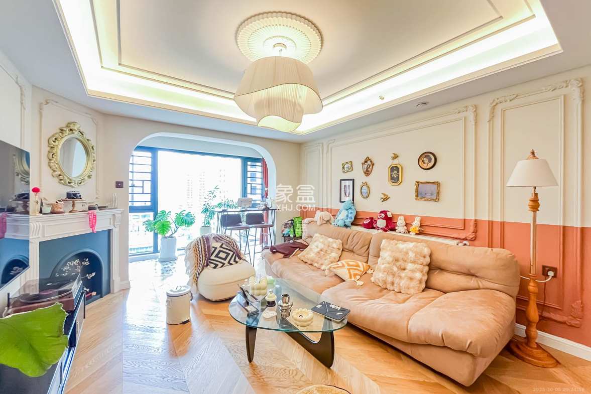 绿地长沙城际空间站(绿地新里佳苑) 4室2厅2卫 163.0万 绿地长沙城际空间站(绿地新里佳苑) 4室2厅2卫 163.0万客厅