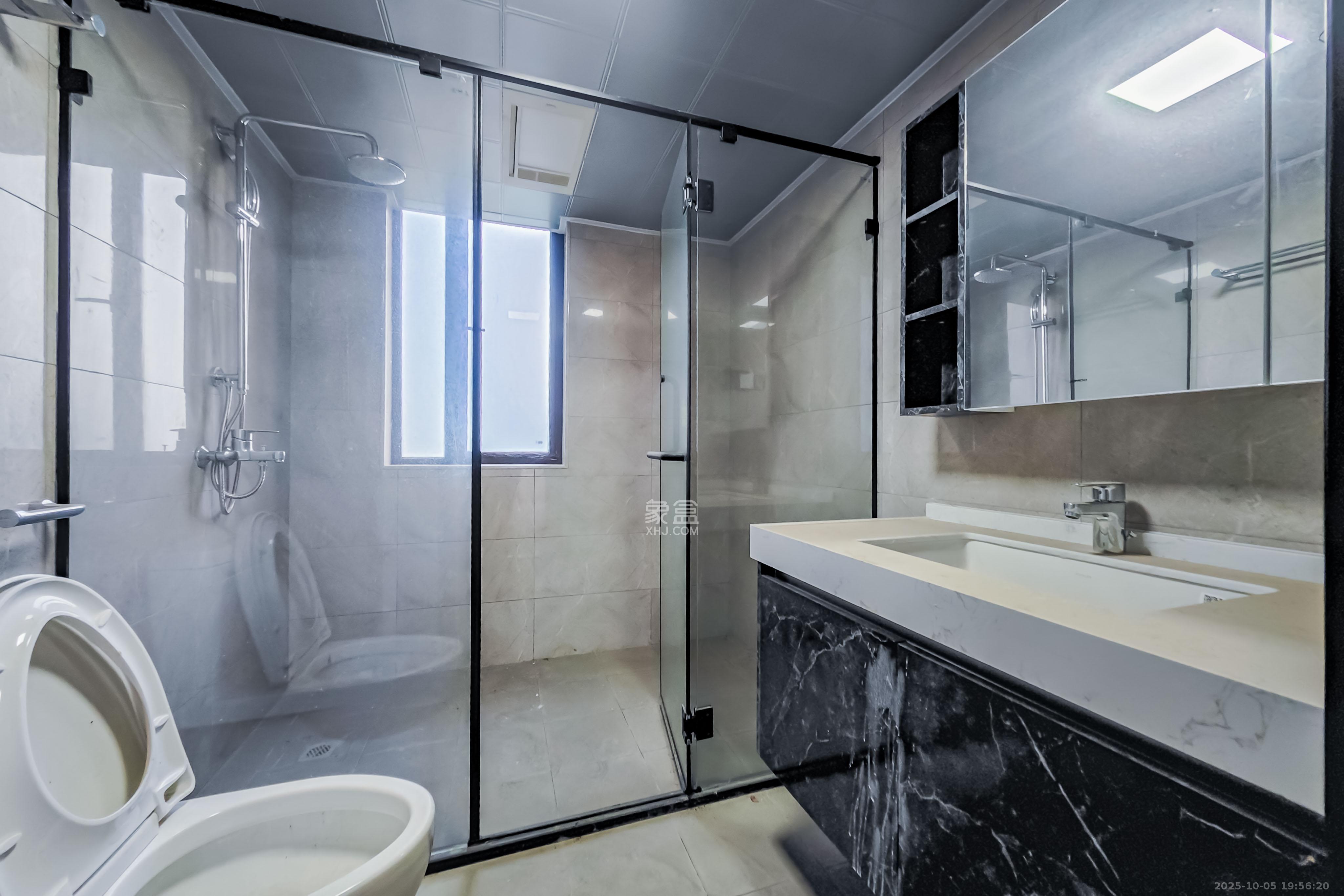 臻园 4室2厅2卫 150.0万 臻园 4室2厅2卫 150.0万卫生间