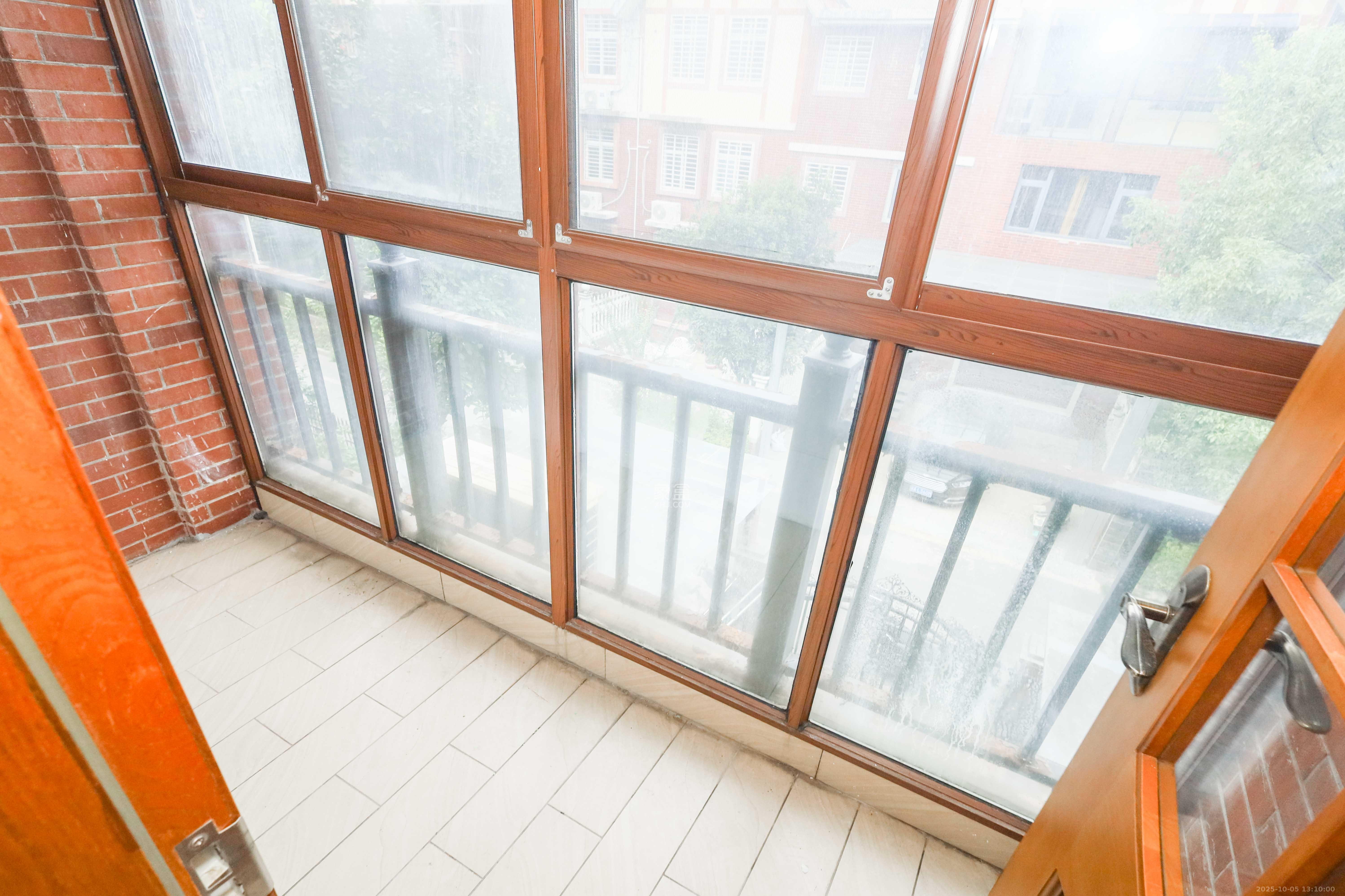 山水英伦  1室0厅0卫    358.0万 山水英伦  1室0厅0卫    358.0万阳台