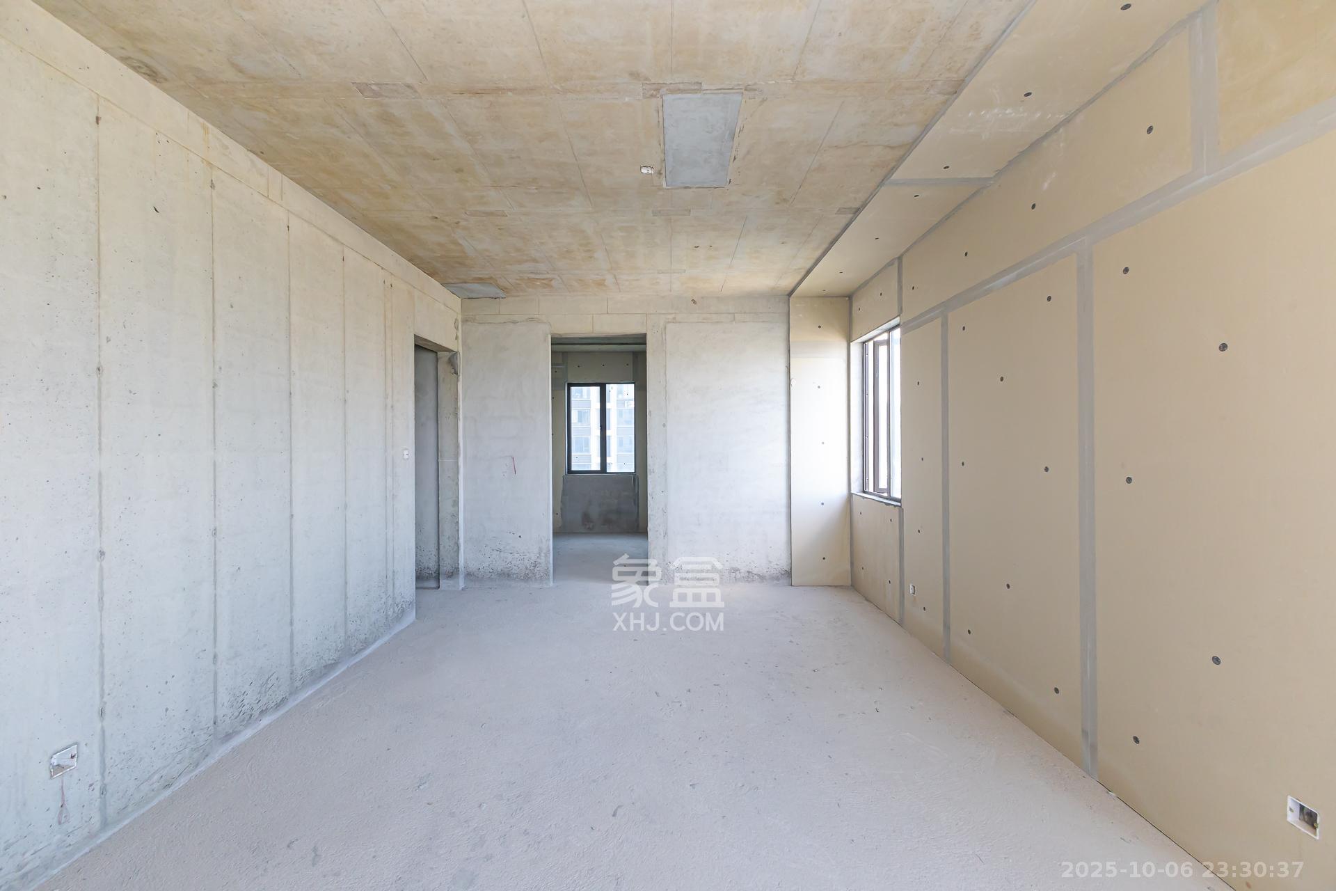 润和湘江天地E区 5室2厅3卫 230.0万 润和湘江天地E区 5室2厅3卫 230.0万卧室