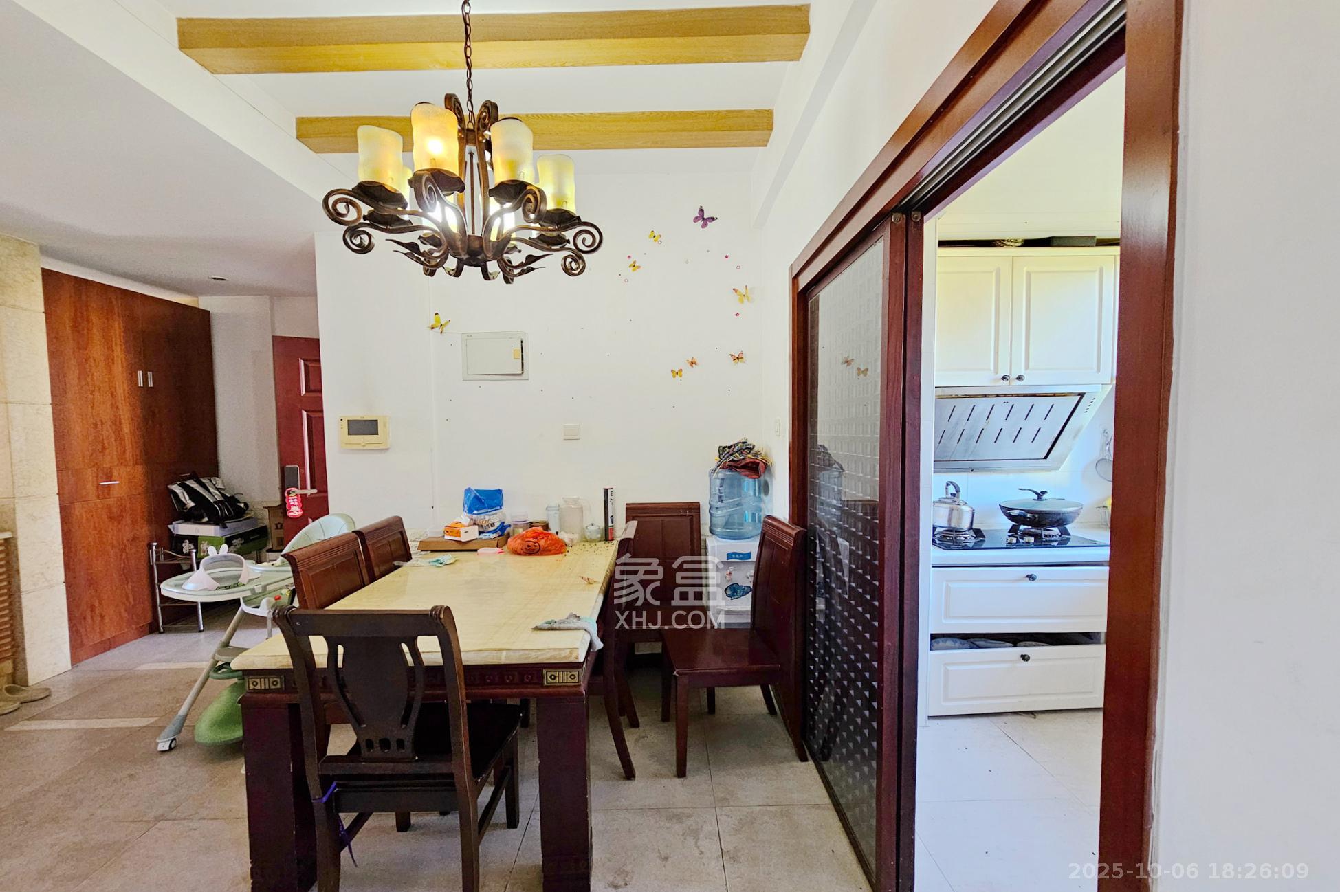 绿城桂花城  4室2厅3卫    148.0万客厅