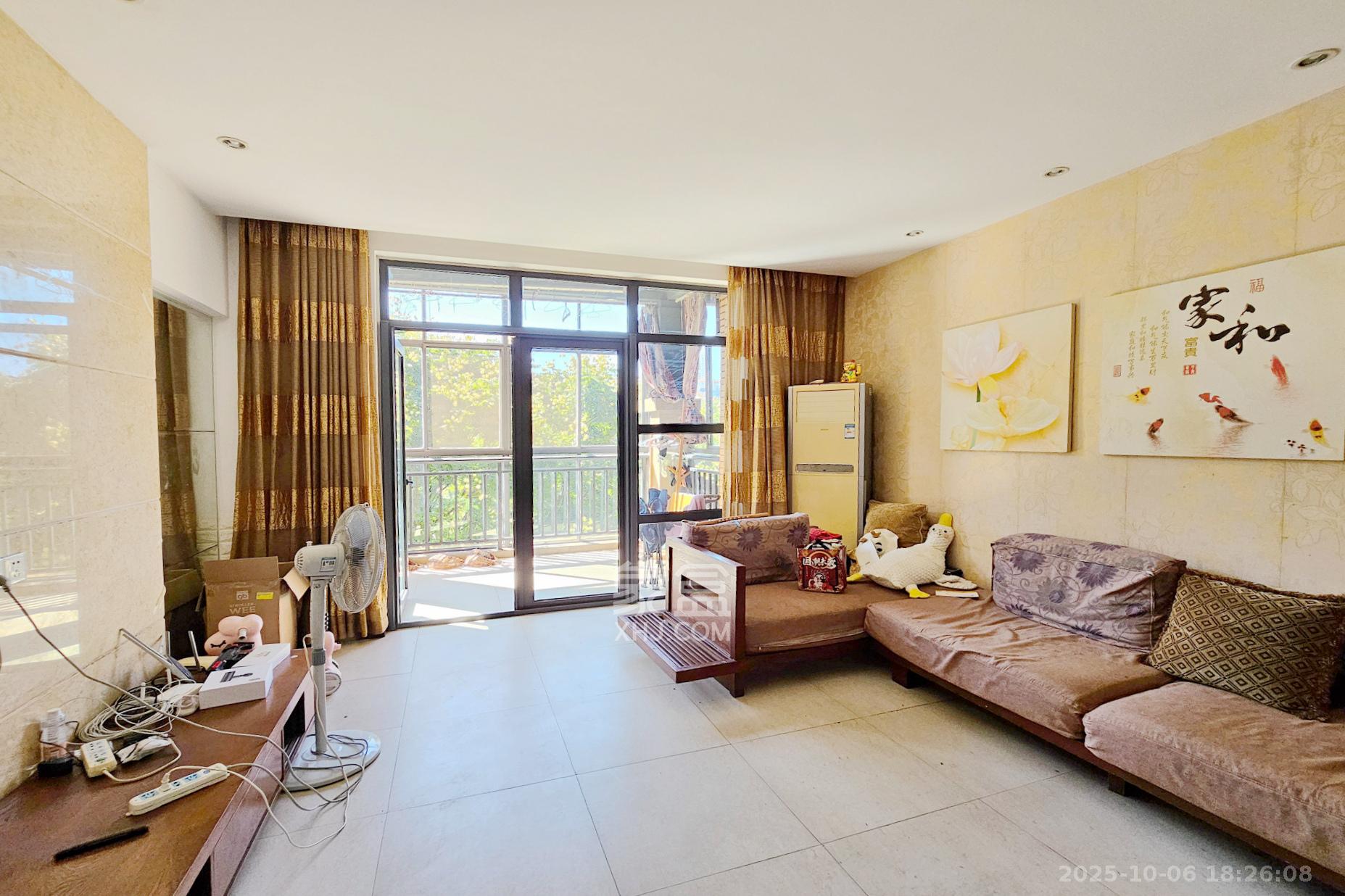 绿城桂花城  4室2厅3卫    148.0万客厅