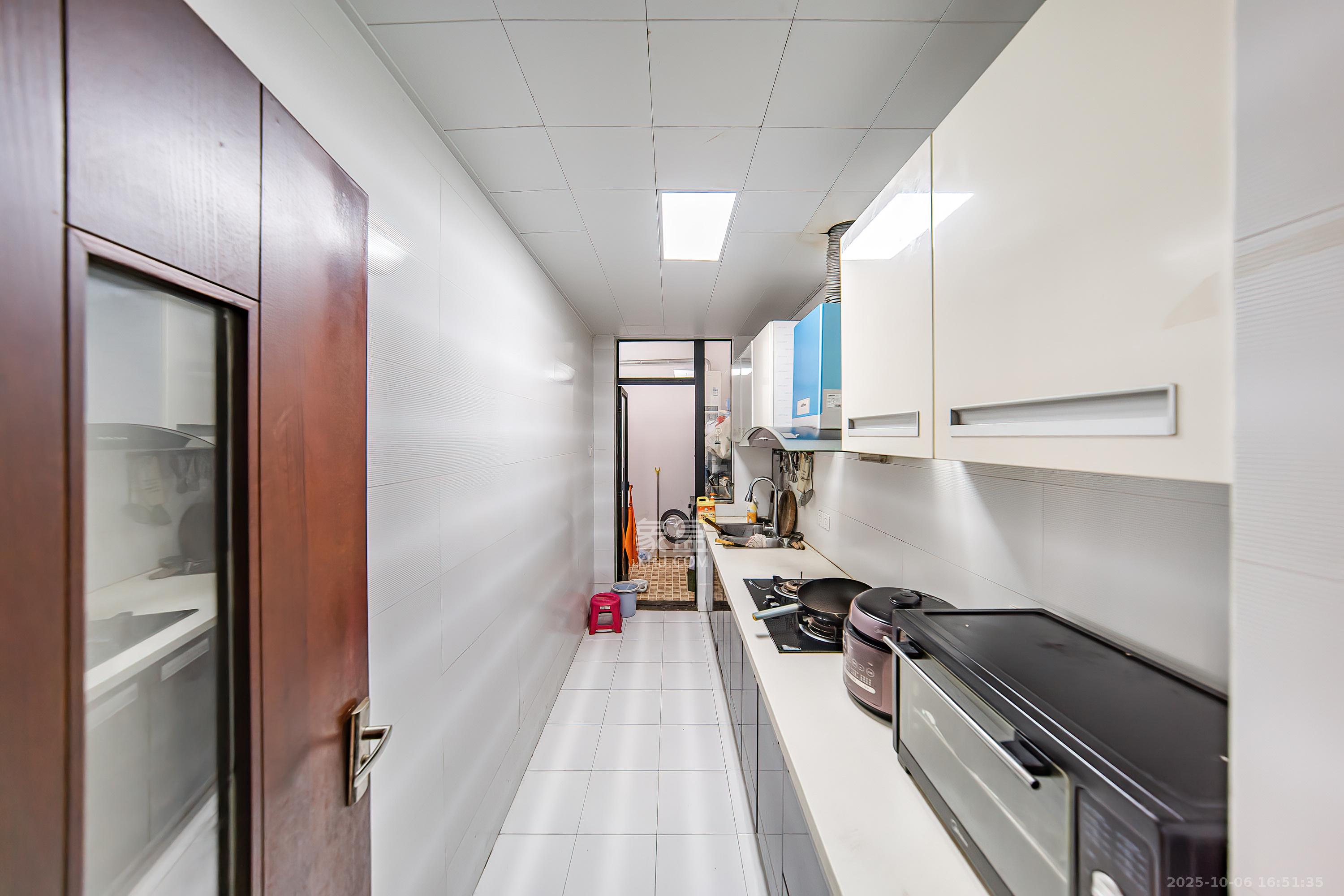 阳光100三期  1室2厅1卫    98.0万厨房