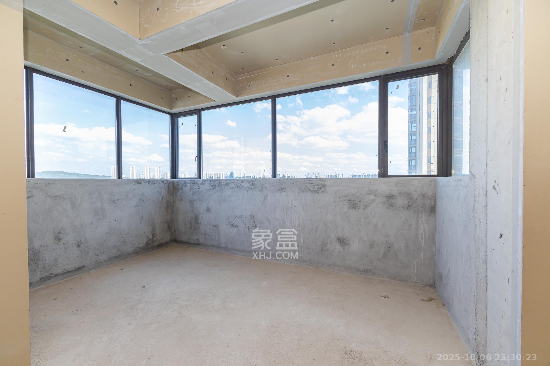 润和湘江天地E区 5室2厅3卫 230.0万 润和湘江天地E区 5室2厅3卫 230.0万卧室