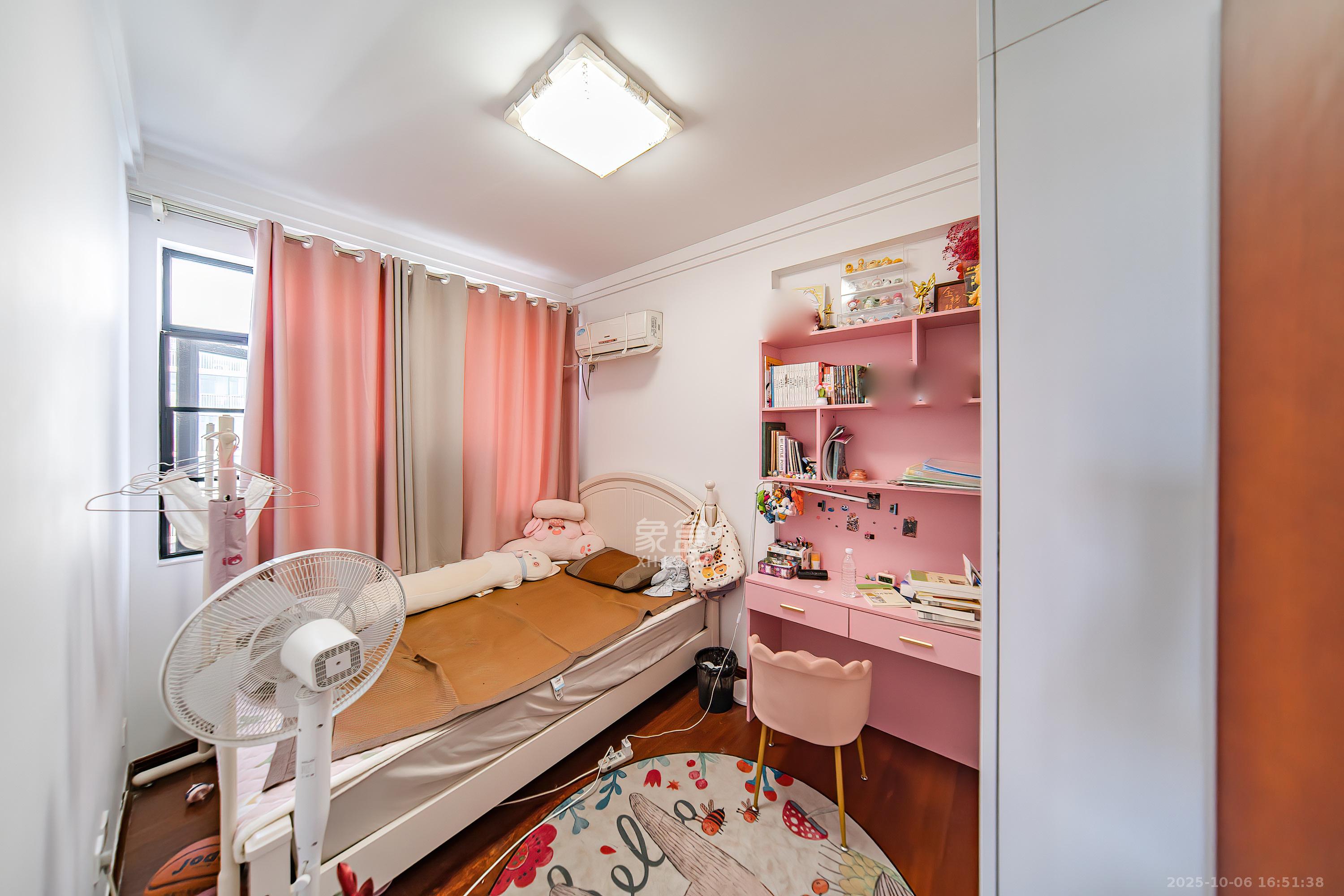 阳光100三期  1室2厅1卫    98.0万卧室