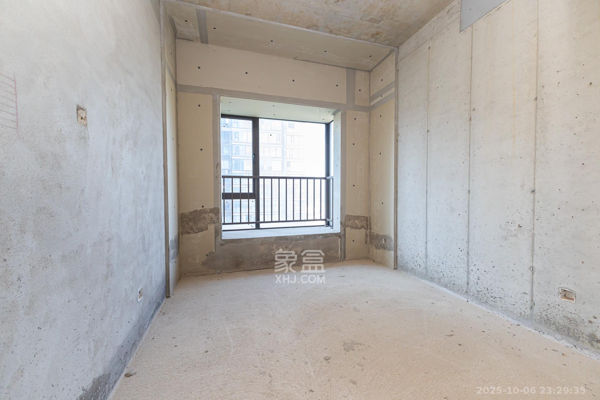 润和湘江天地E区 5室2厅3卫 230.0万 润和湘江天地E区 5室2厅3卫 230.0万卧室