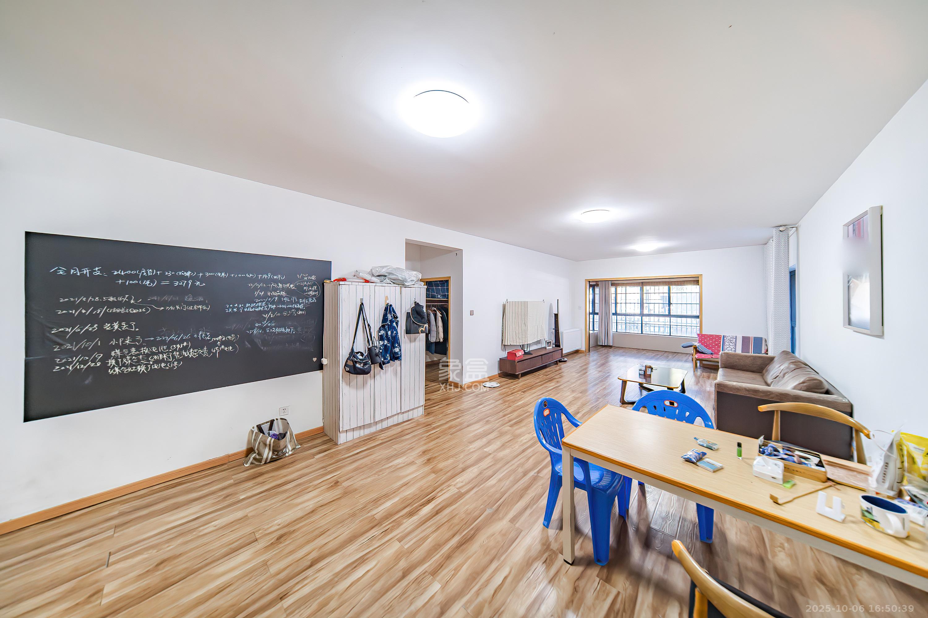 阳光100一期、四五期  4室2厅2卫    148.0万客厅