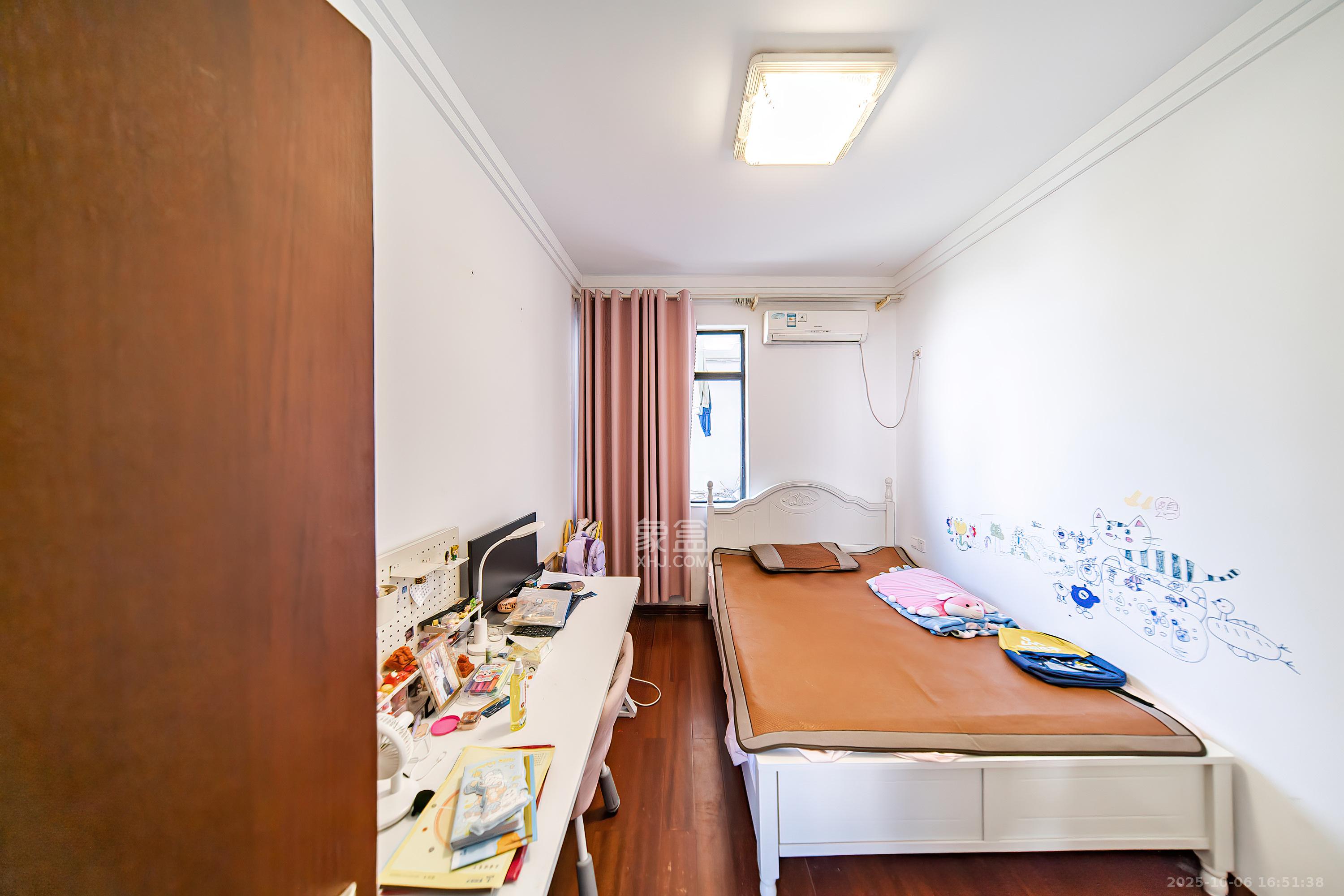 阳光100三期  1室2厅1卫    98.0万卧室