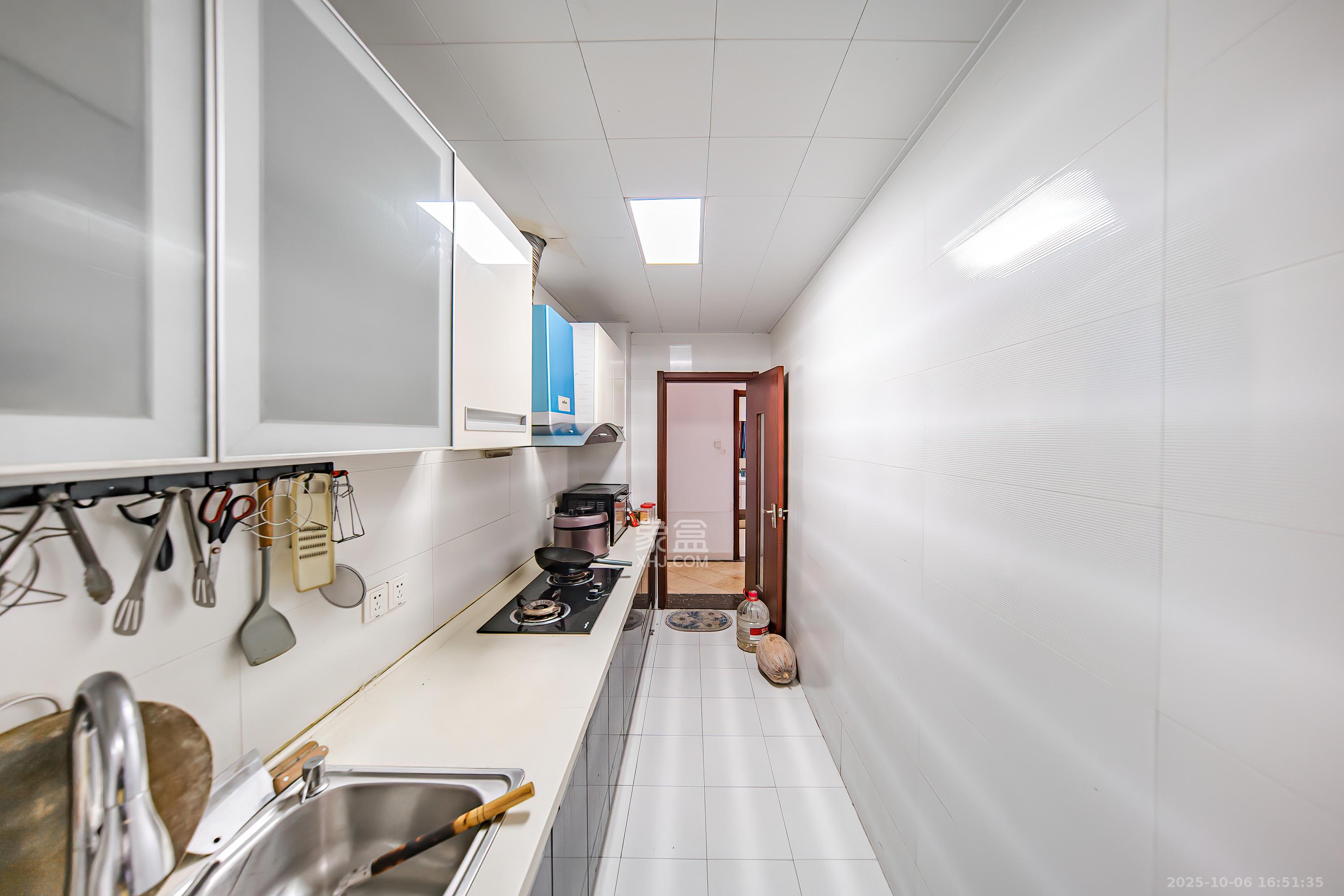 阳光100三期  1室2厅1卫    98.0万厨房