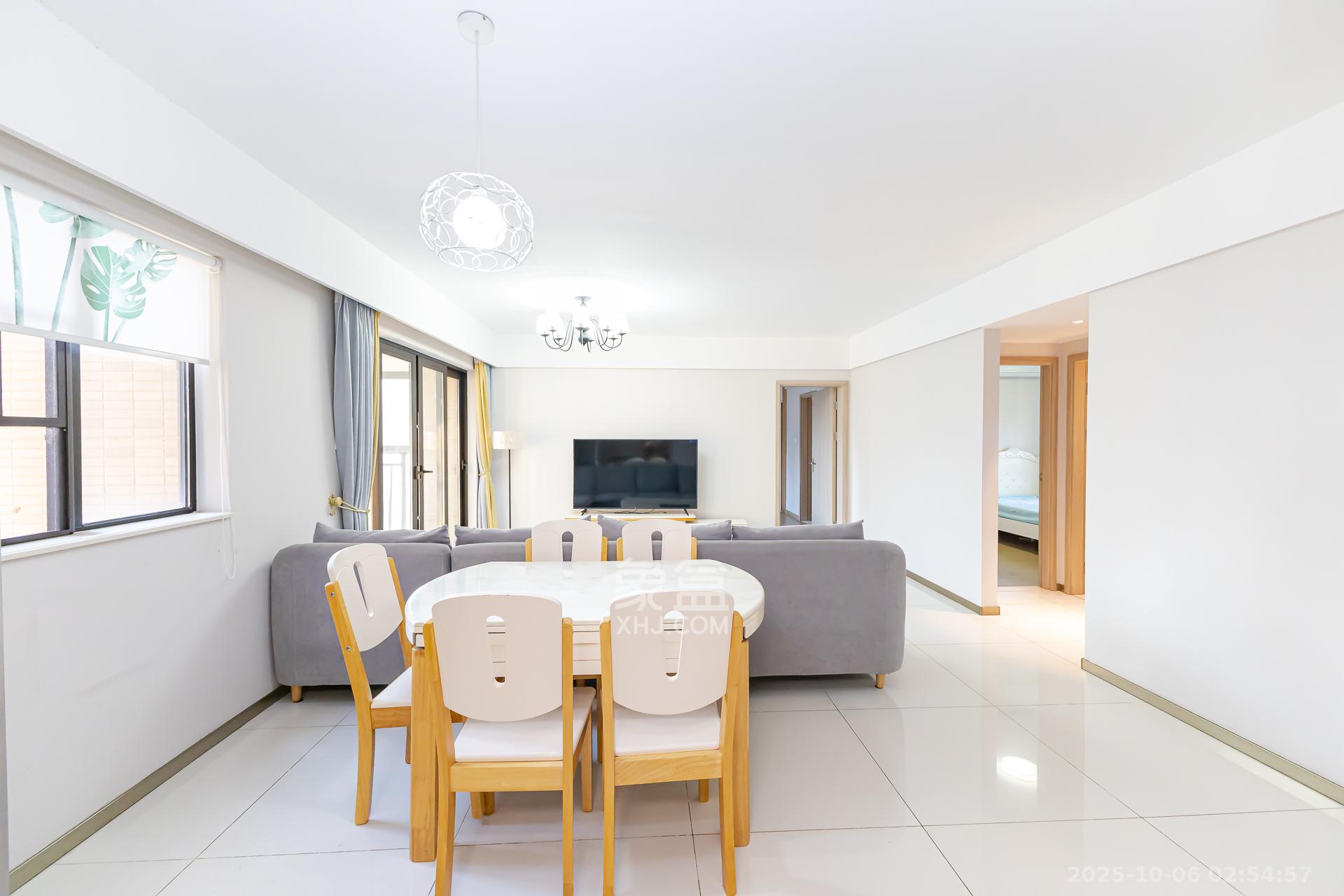 时代倾城三期  4室2厅2卫    92.0万客厅