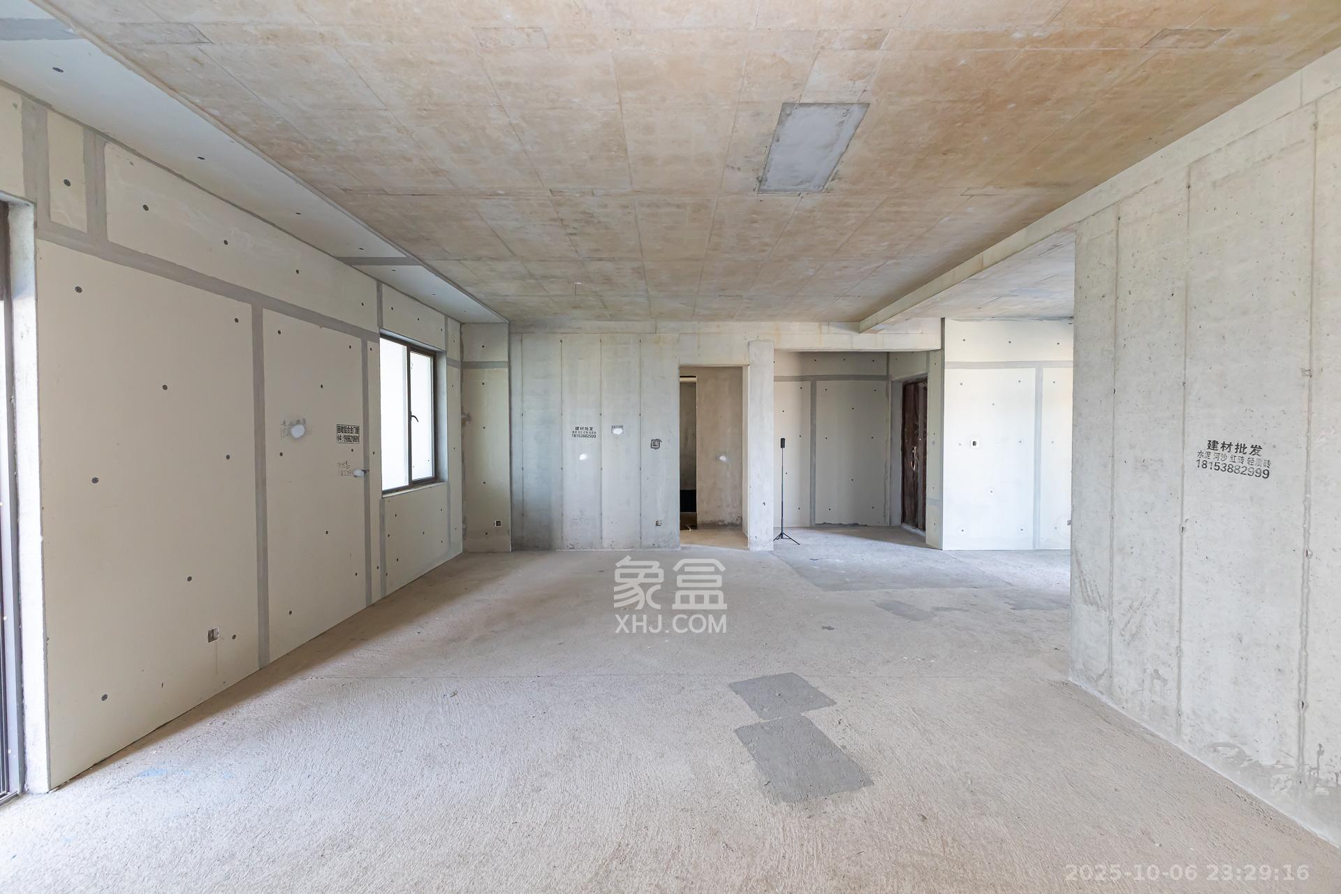 润和湘江天地E区 5室2厅3卫 230.0万 润和湘江天地E区 5室2厅3卫 230.0万客厅