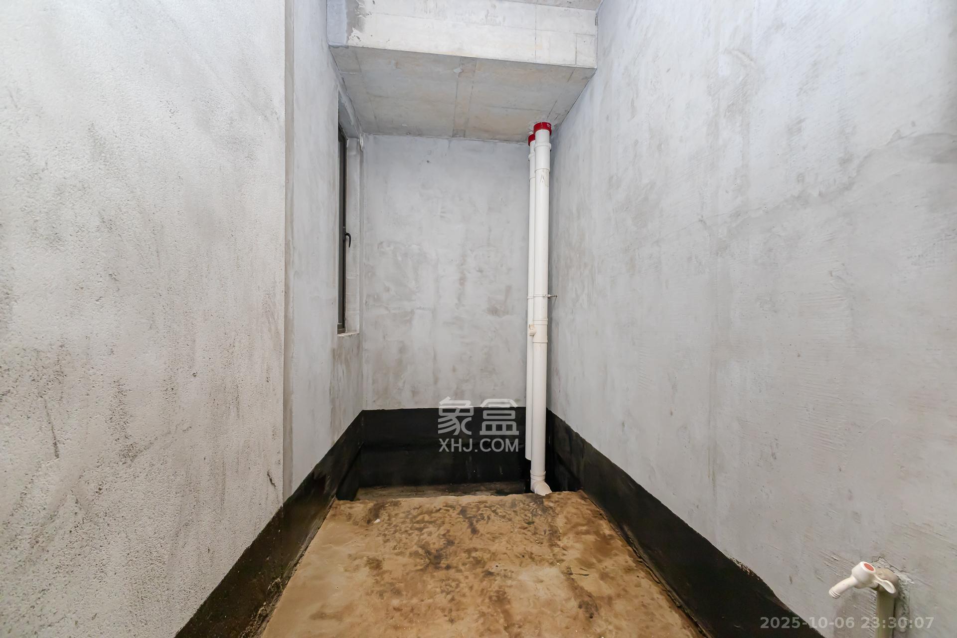 润和湘江天地E区 5室2厅3卫 230.0万 润和湘江天地E区 5室2厅3卫 230.0万卫生间