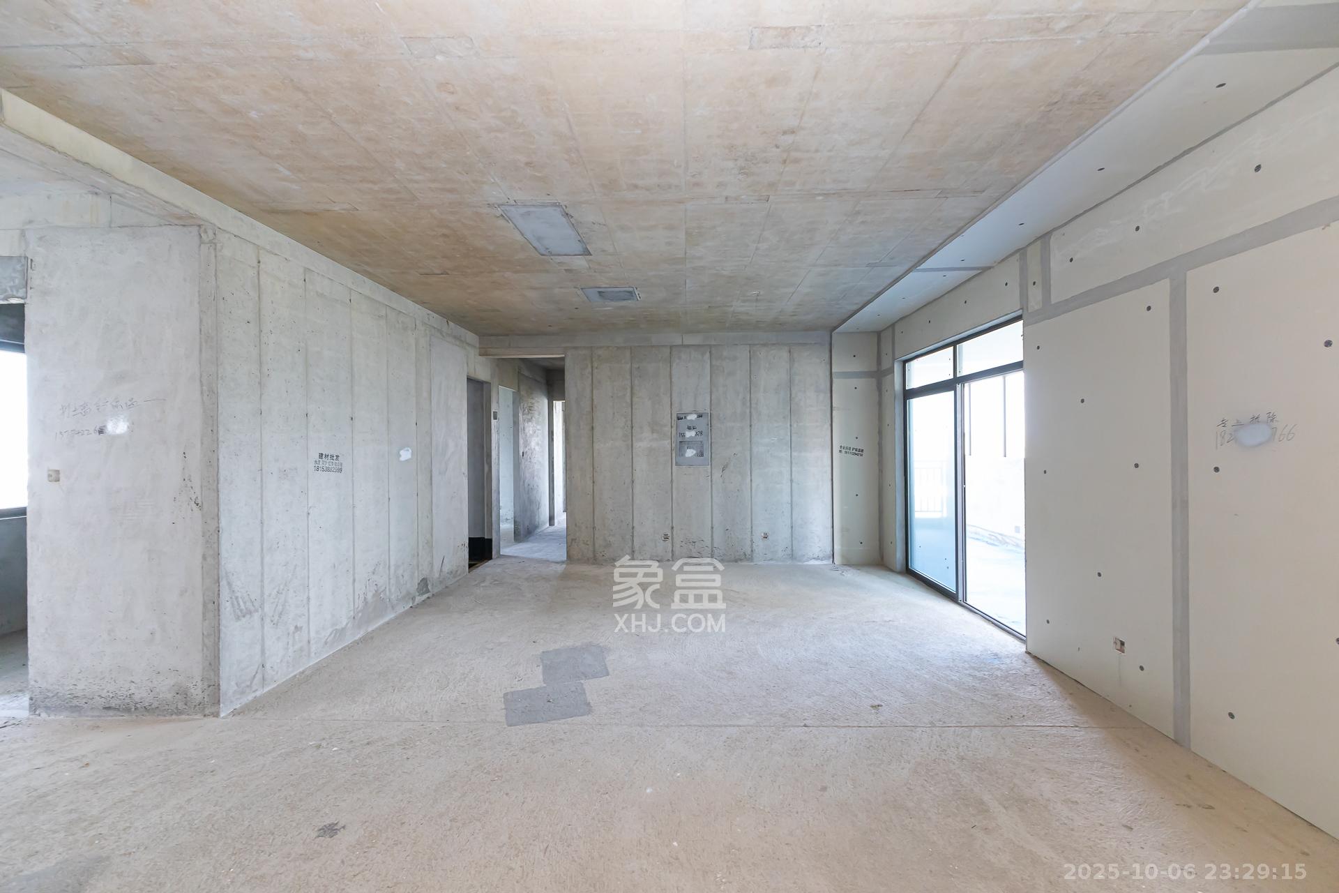 润和湘江天地E区 5室2厅3卫 230.0万 润和湘江天地E区 5室2厅3卫 230.0万客厅