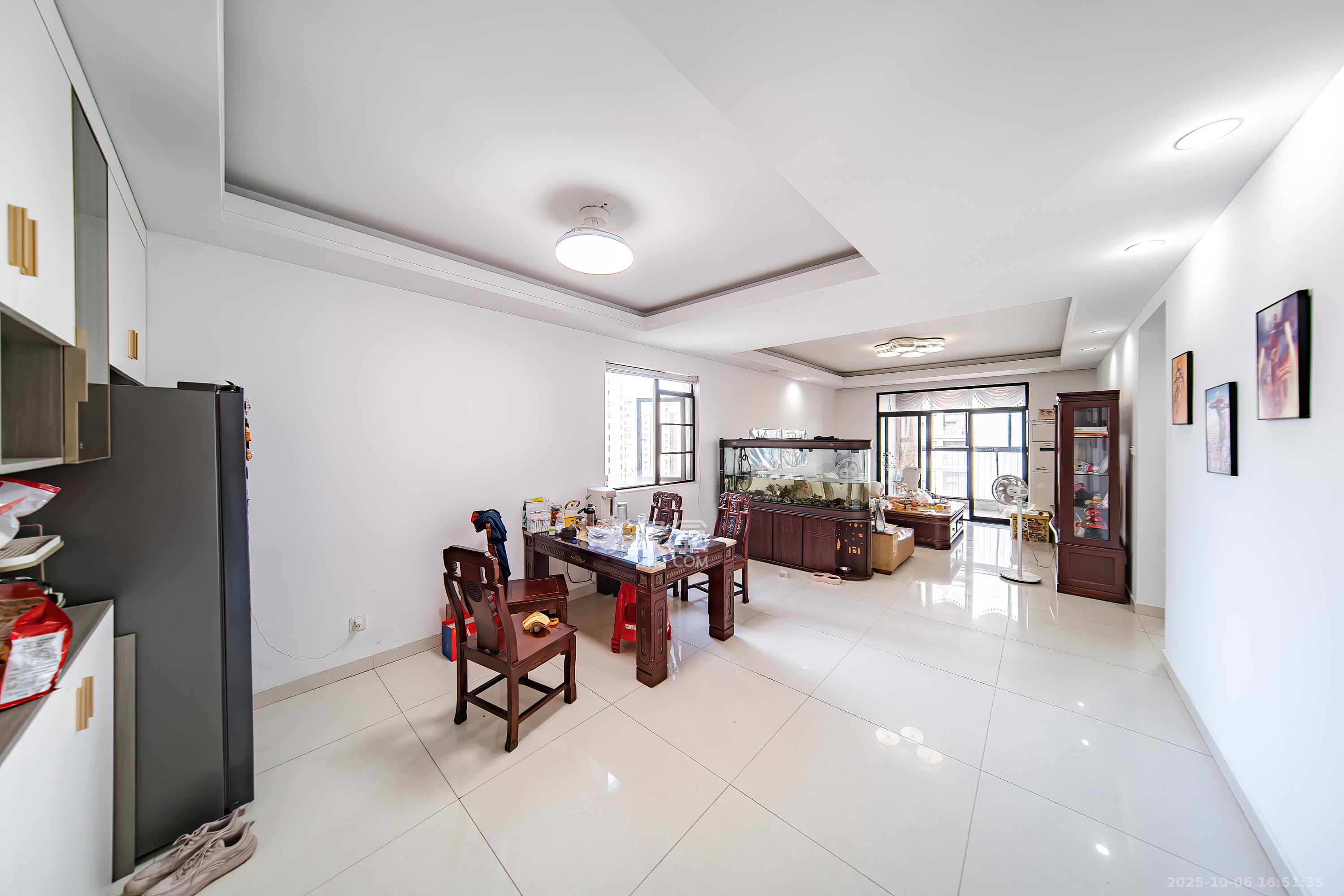 阳光100三期  1室2厅1卫    98.0万客厅