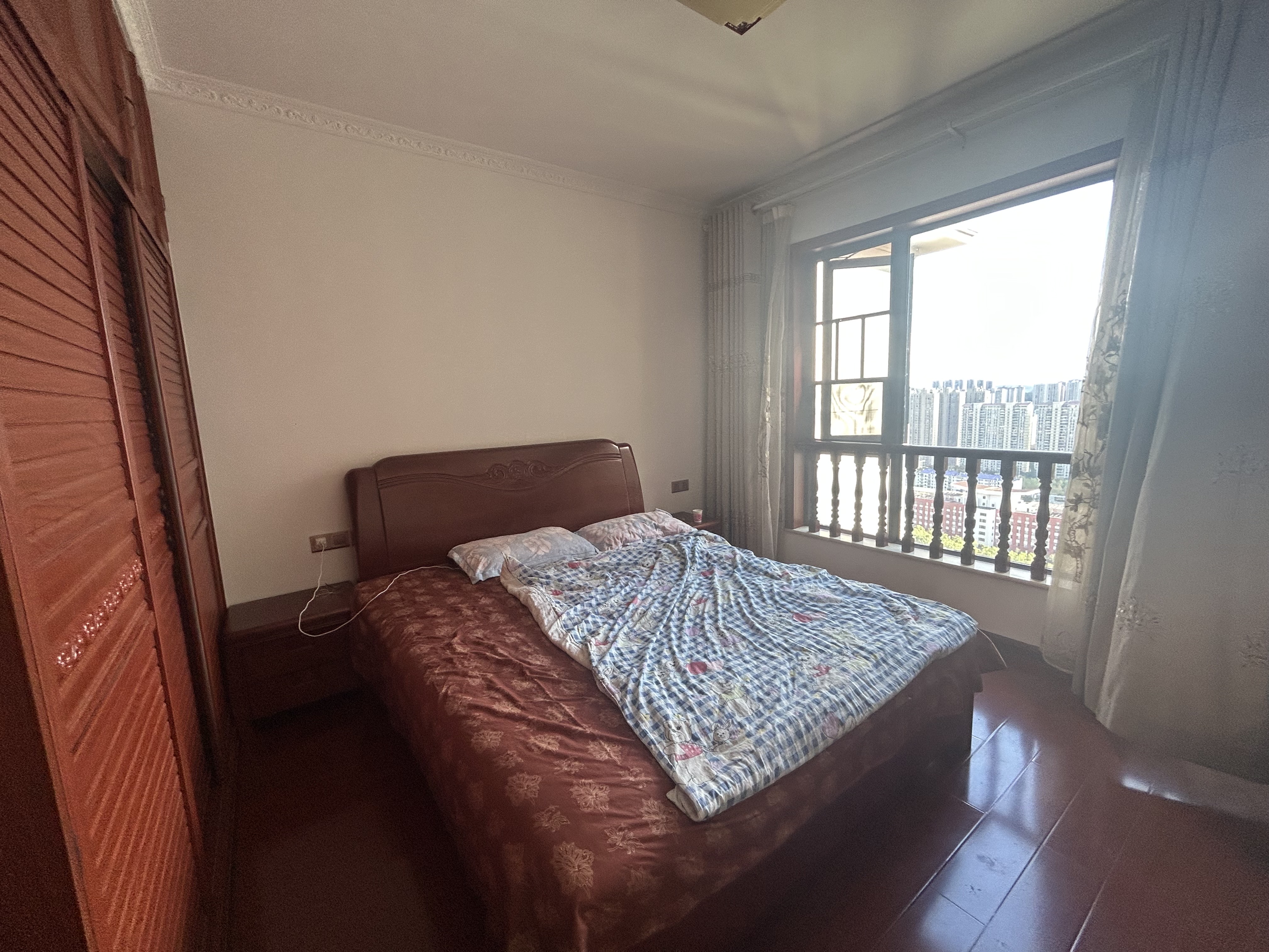 大同沁园 4室2厅2卫 76.8万 大同沁园 4室2厅2卫 76.8万客厅