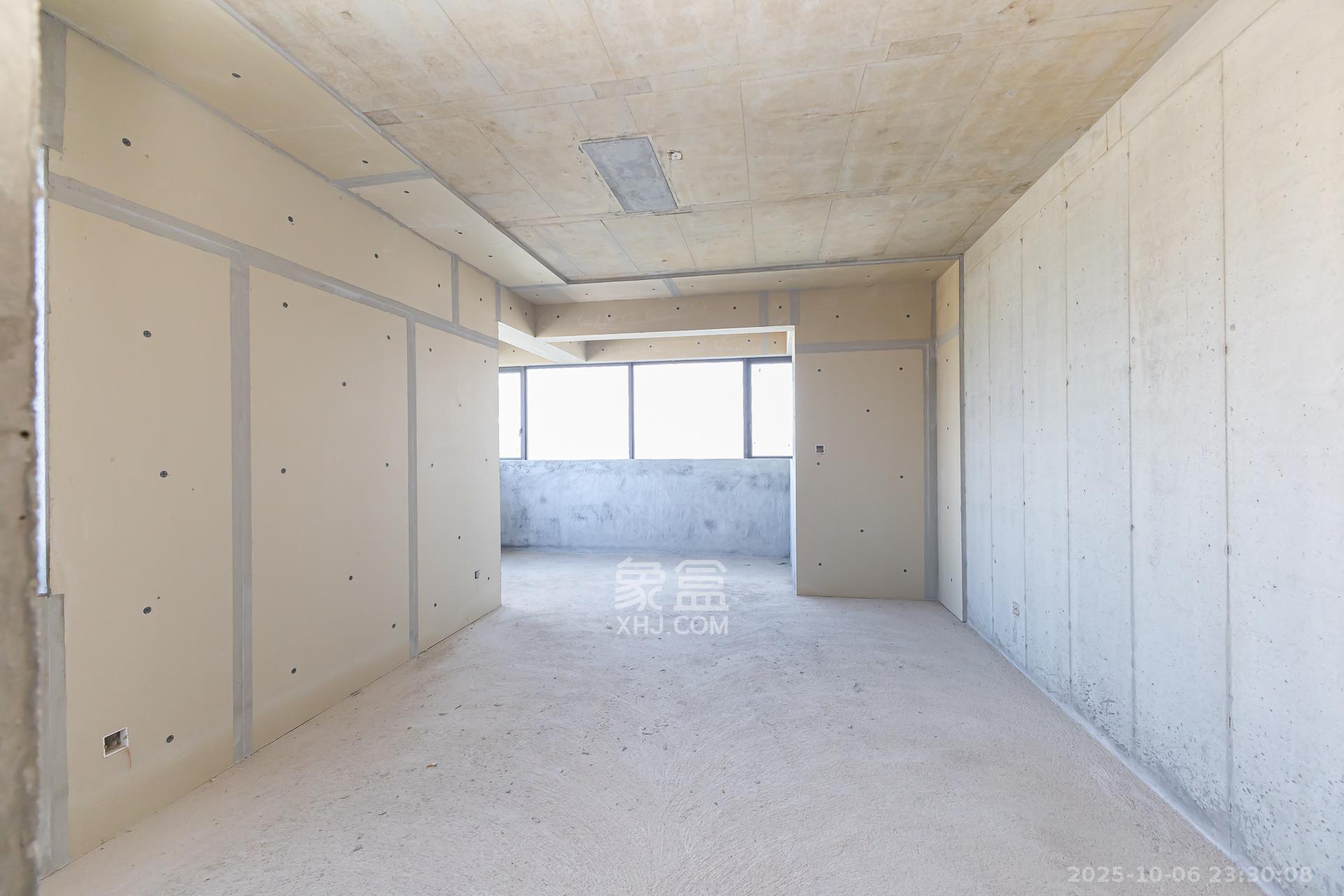 润和湘江天地E区 5室2厅3卫 230.0万 润和湘江天地E区 5室2厅3卫 230.0万卧室