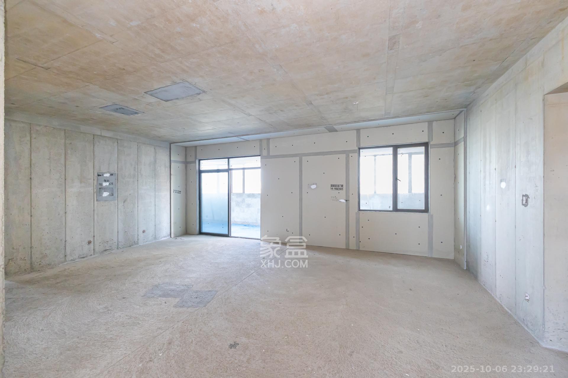 润和湘江天地E区 5室2厅3卫 230.0万 润和湘江天地E区 5室2厅3卫 230.0万客厅