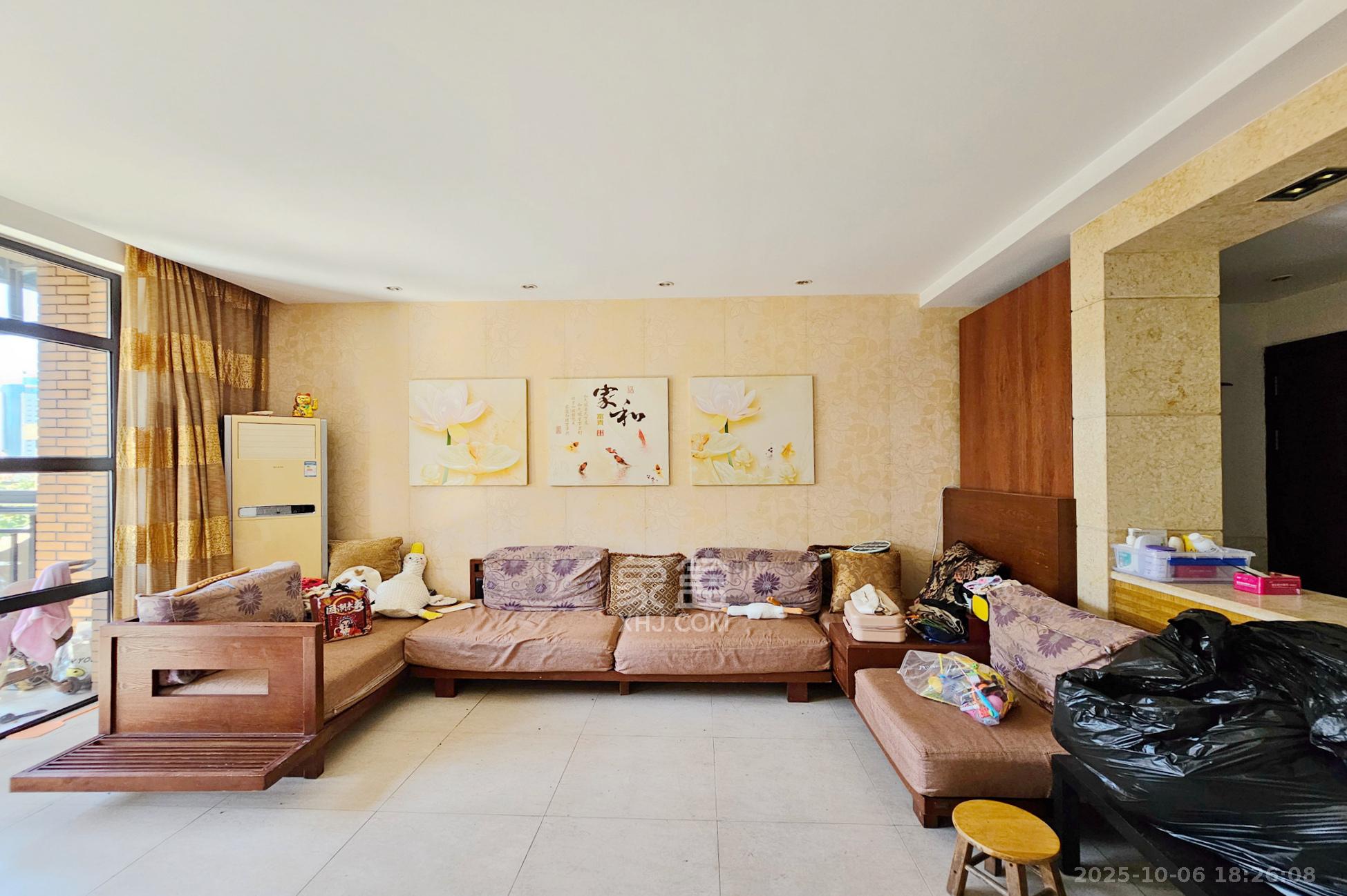 绿城桂花城  4室2厅3卫    148.0万客厅