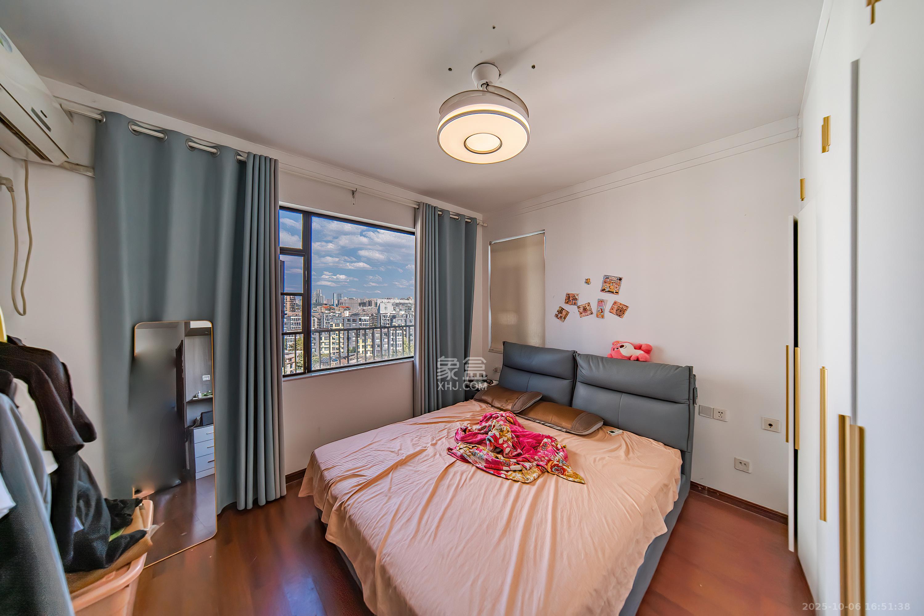 阳光100三期  1室2厅1卫    98.0万卧室