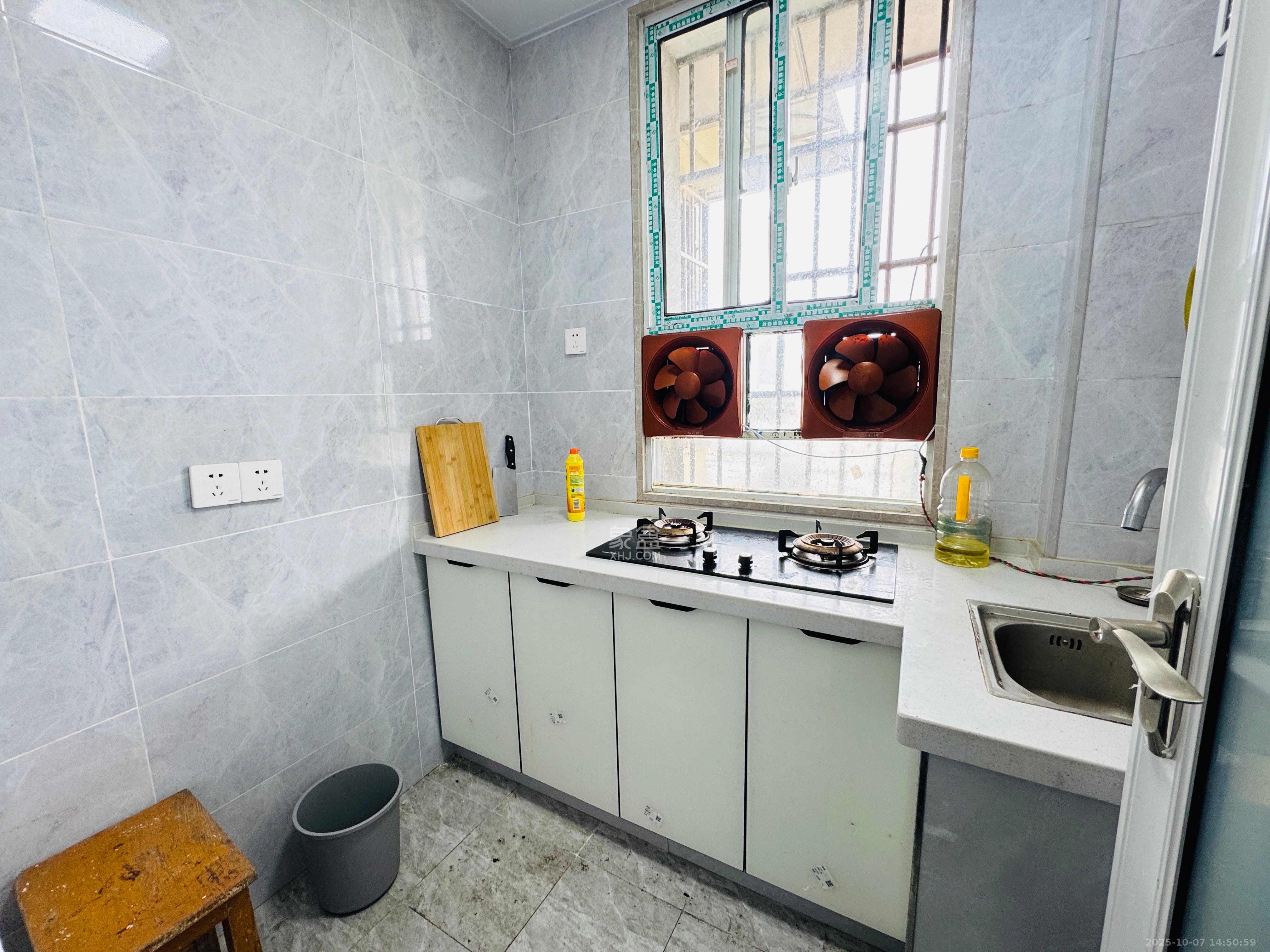 湘亚大楼  1室1厅1卫    1400.0元/月室内图