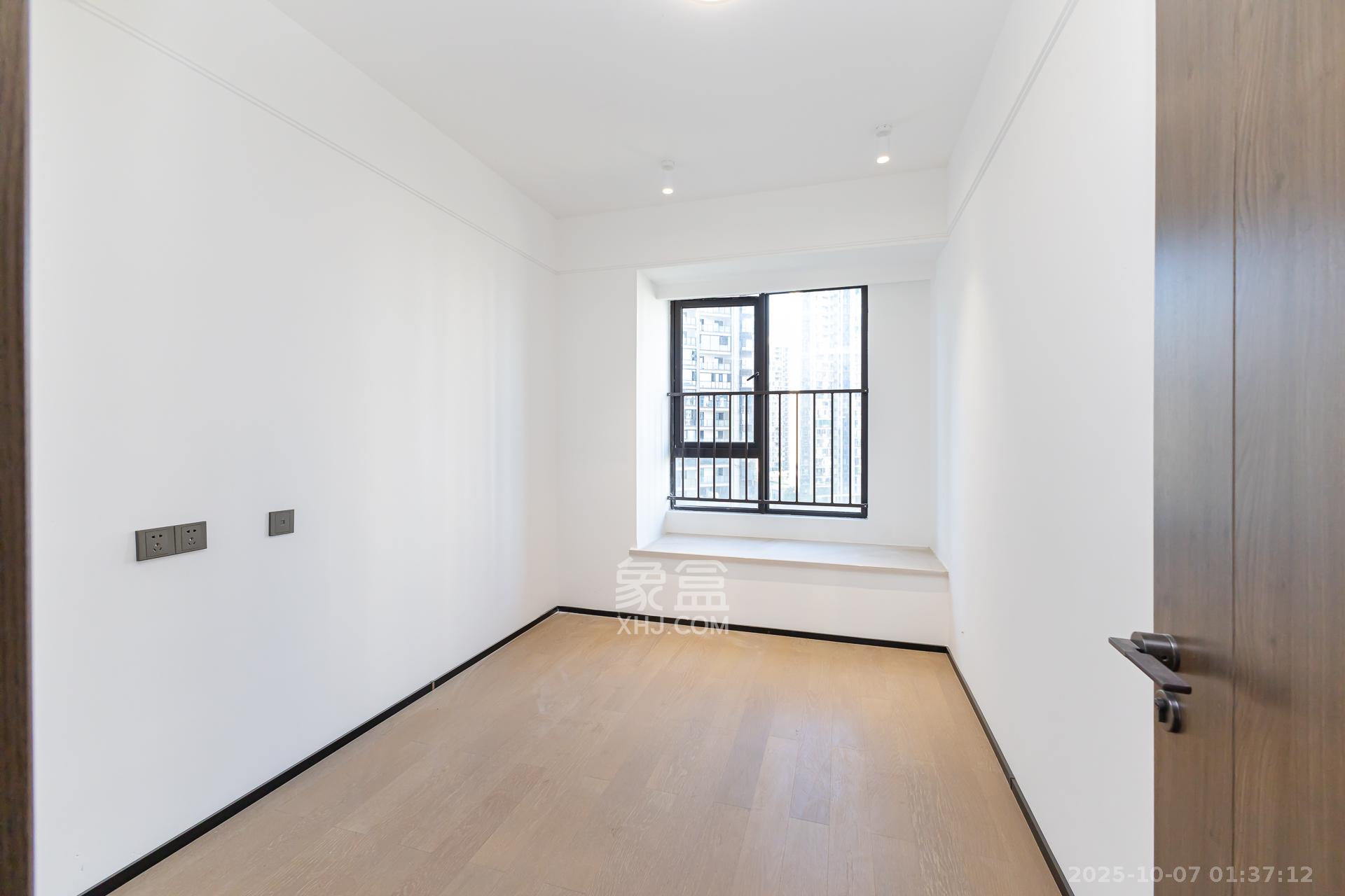 万科滨河道  4室2厅2卫    160.0万卧室