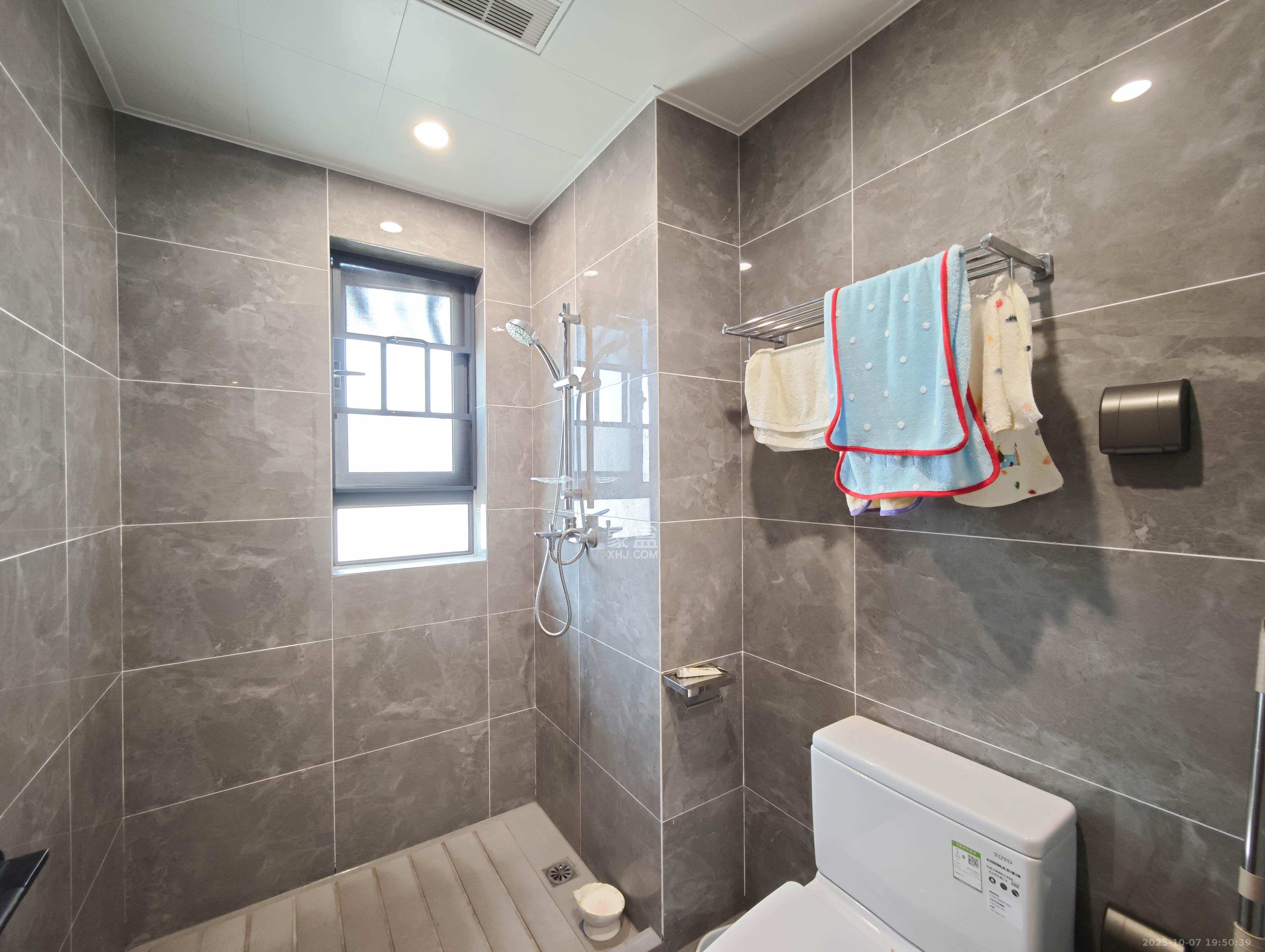 万科魅力之城  4室2厅2卫    158.0万卫生间