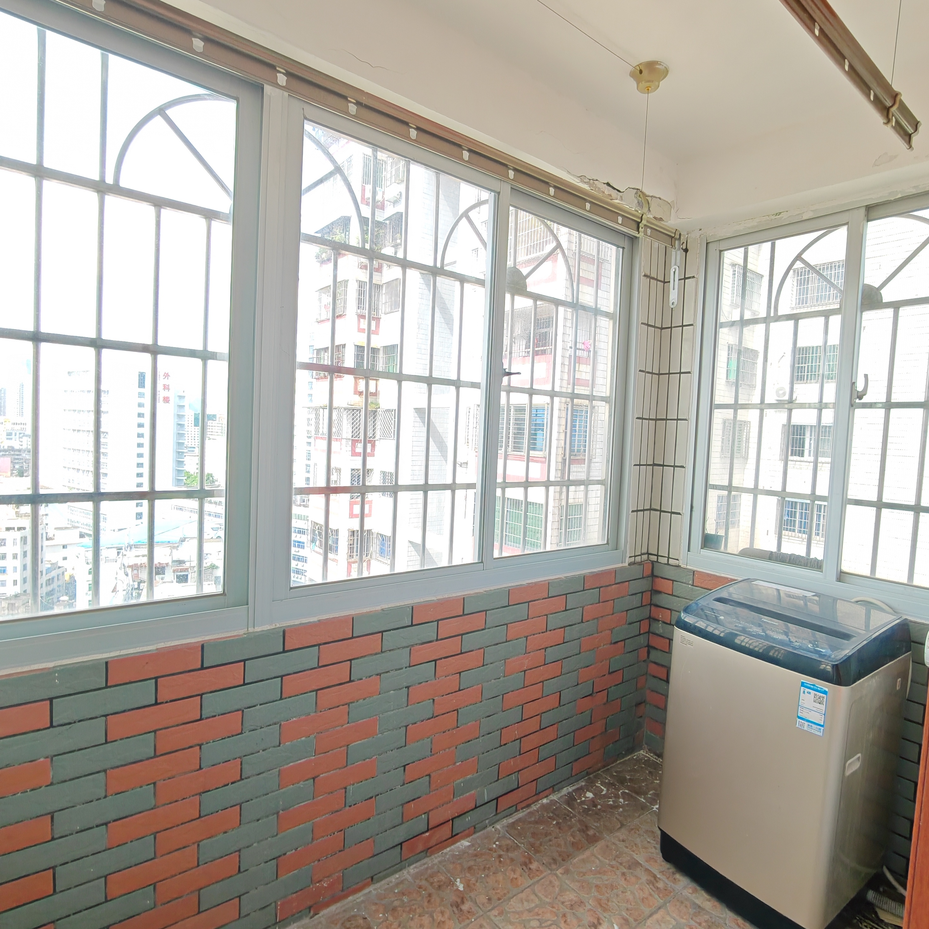 龙华商城  3室1厅1卫    102.0万客厅