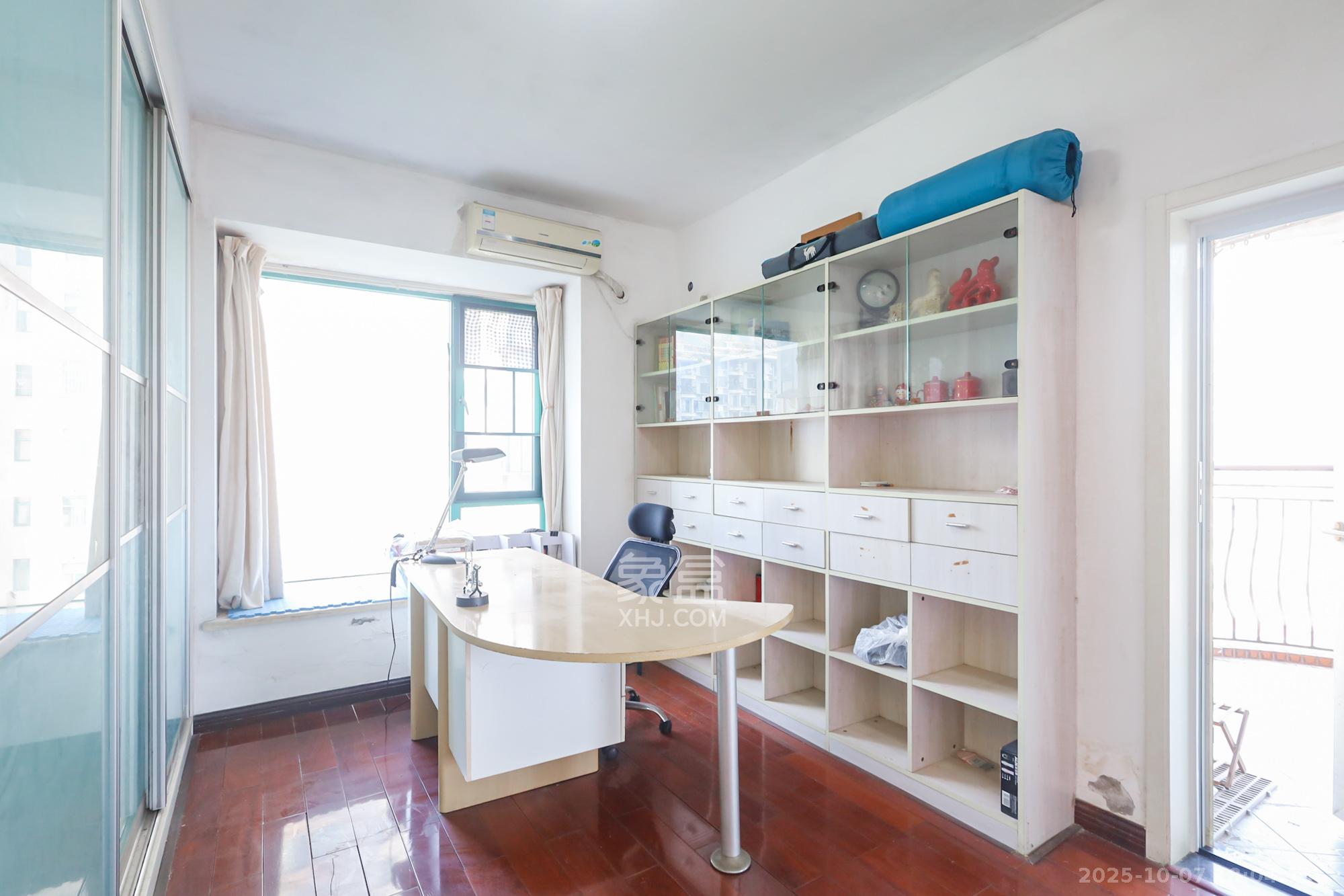 景秀江山 4室2厅2卫 150.0万 景秀江山 4室2厅2卫 150.0万卧室