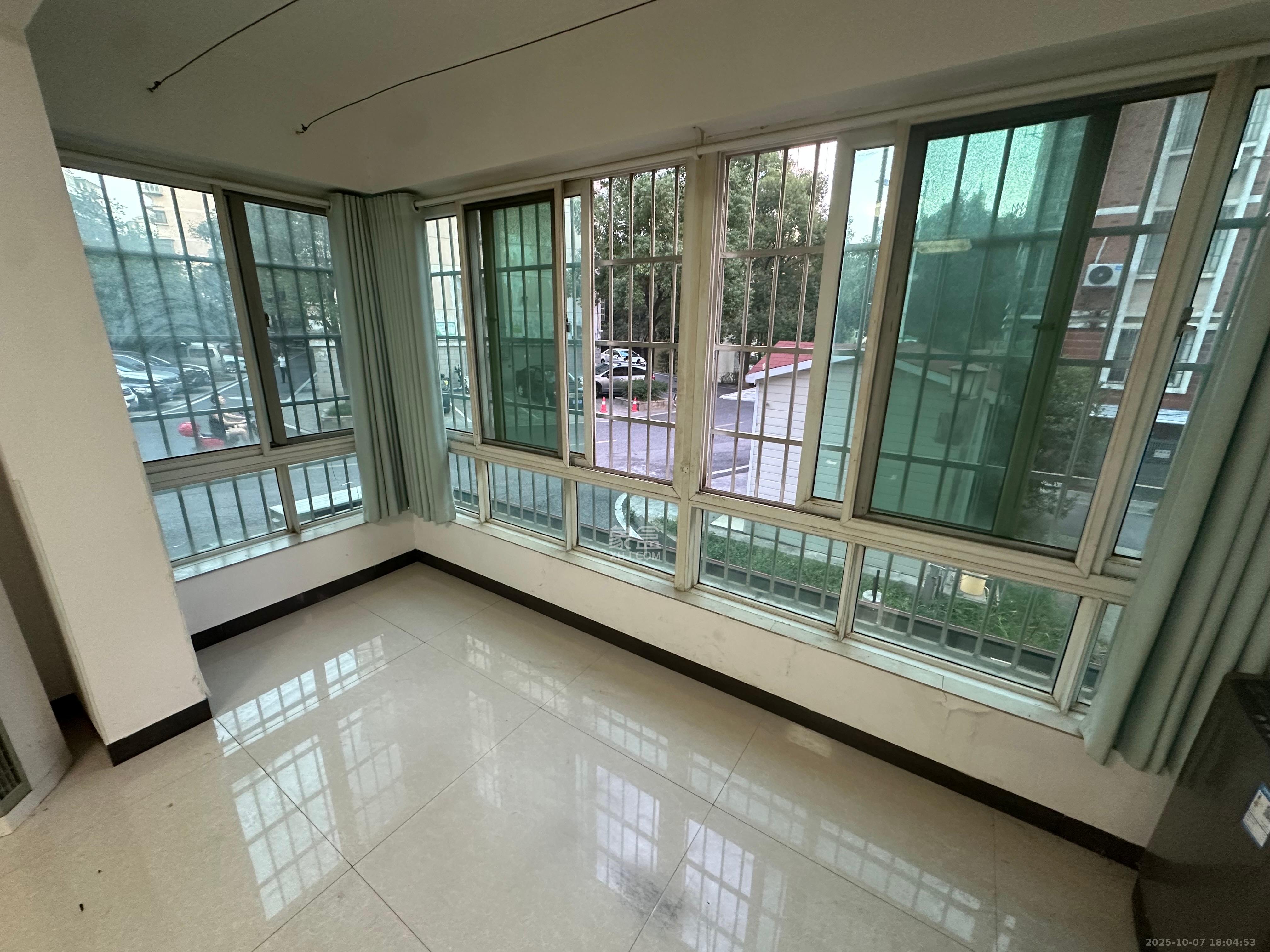 恩瑞麓山名园(龙王港小区) 3室2厅1卫 2500.0元/月 恩瑞麓山名园(龙王港小区) 3室2厅1卫 2500.0元/月室内图