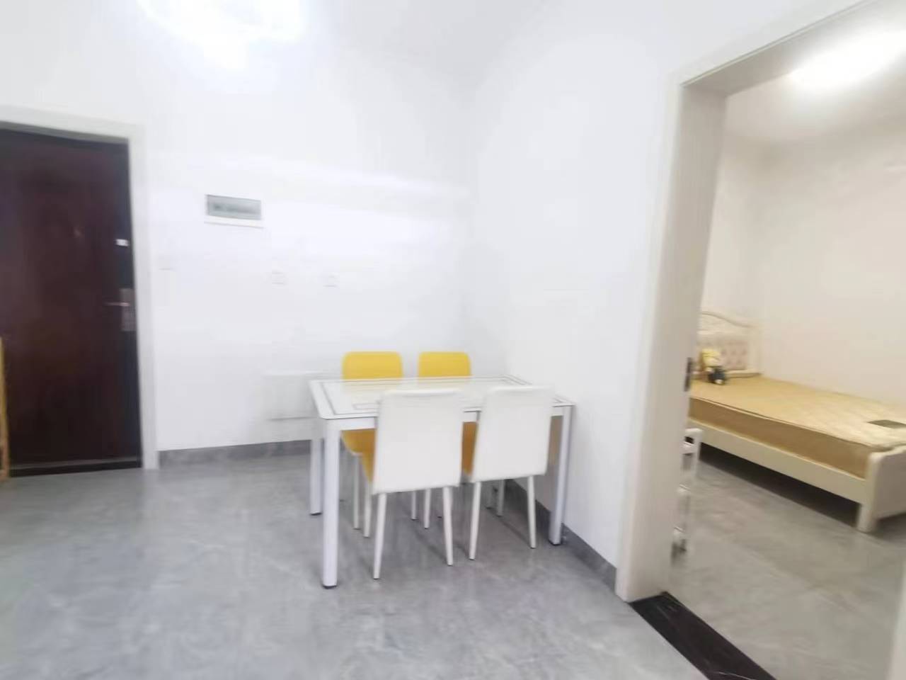 香格里拉 2室2厅1卫 1500.0元/月 香格里拉 2室2厅1卫 1500.0元/月室内图