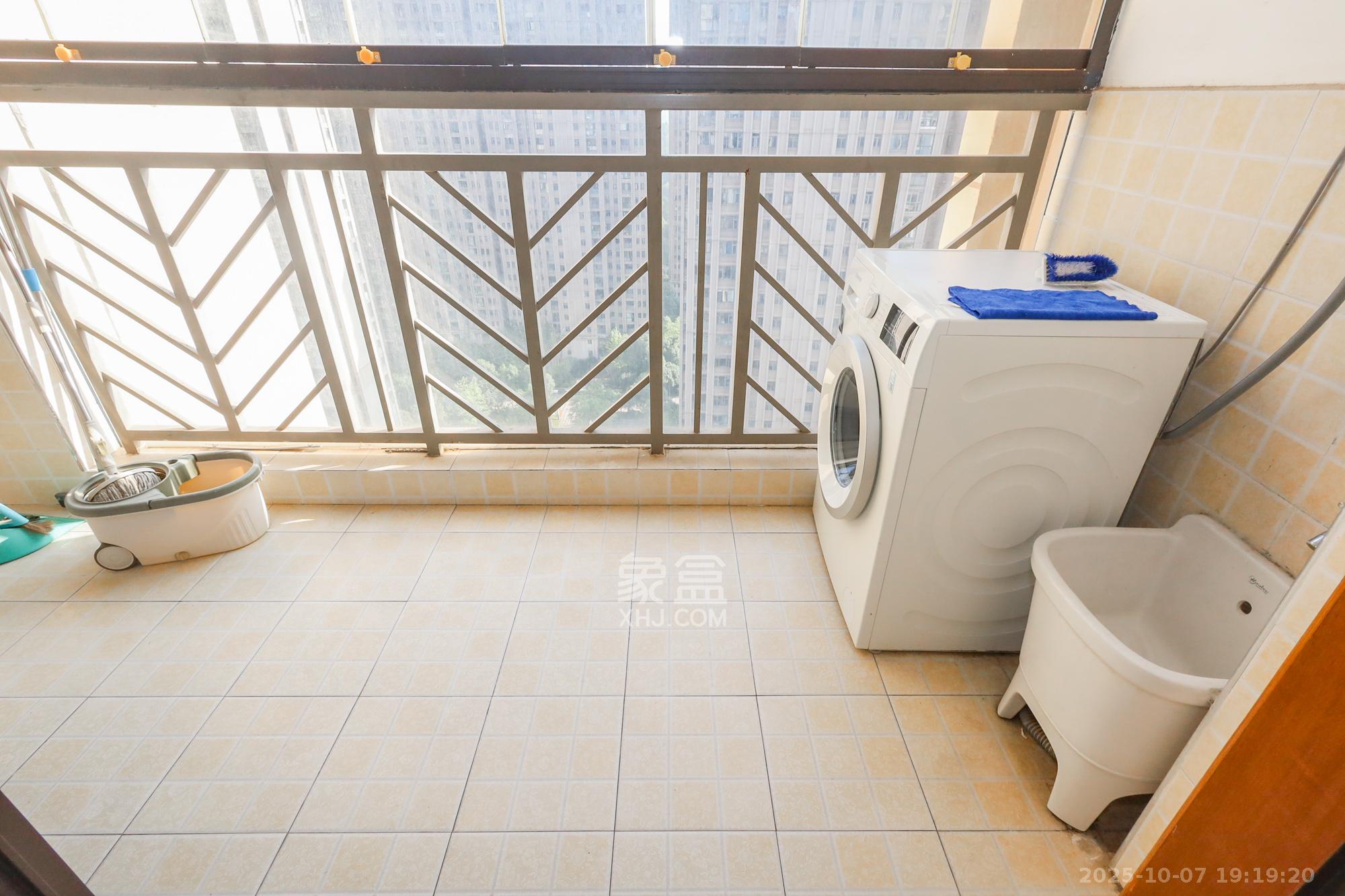 旭辉藏郡（藏郡、旭湘华府)  3室2厅1卫    228.0万阳台