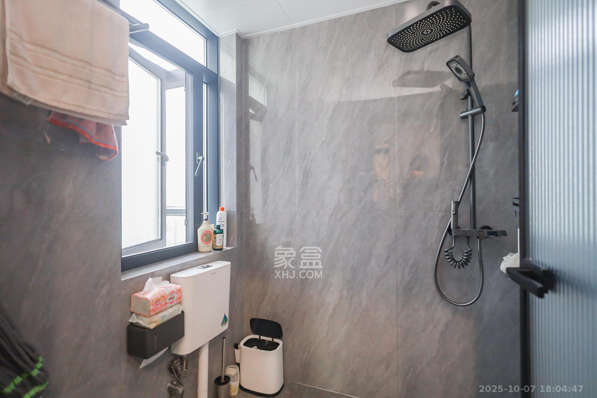 西山汇景一、二期 4室2厅2卫 270.0万 西山汇景一、二期 4室2厅2卫 270.0万卫生间