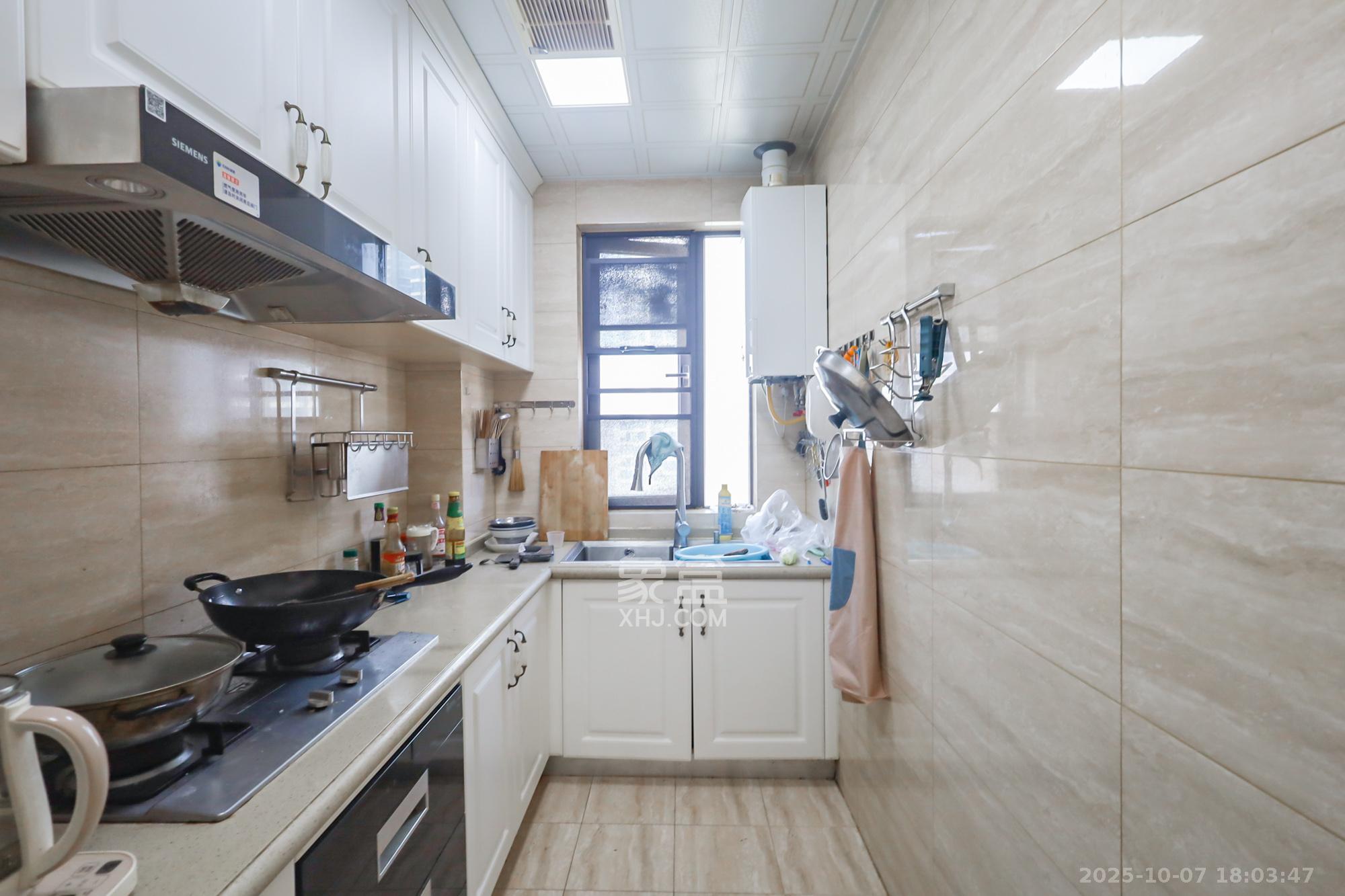 保利西海岸B区  3室2厅2卫    168.0万 保利西海岸B区  3室2厅2卫    168.0万厨房