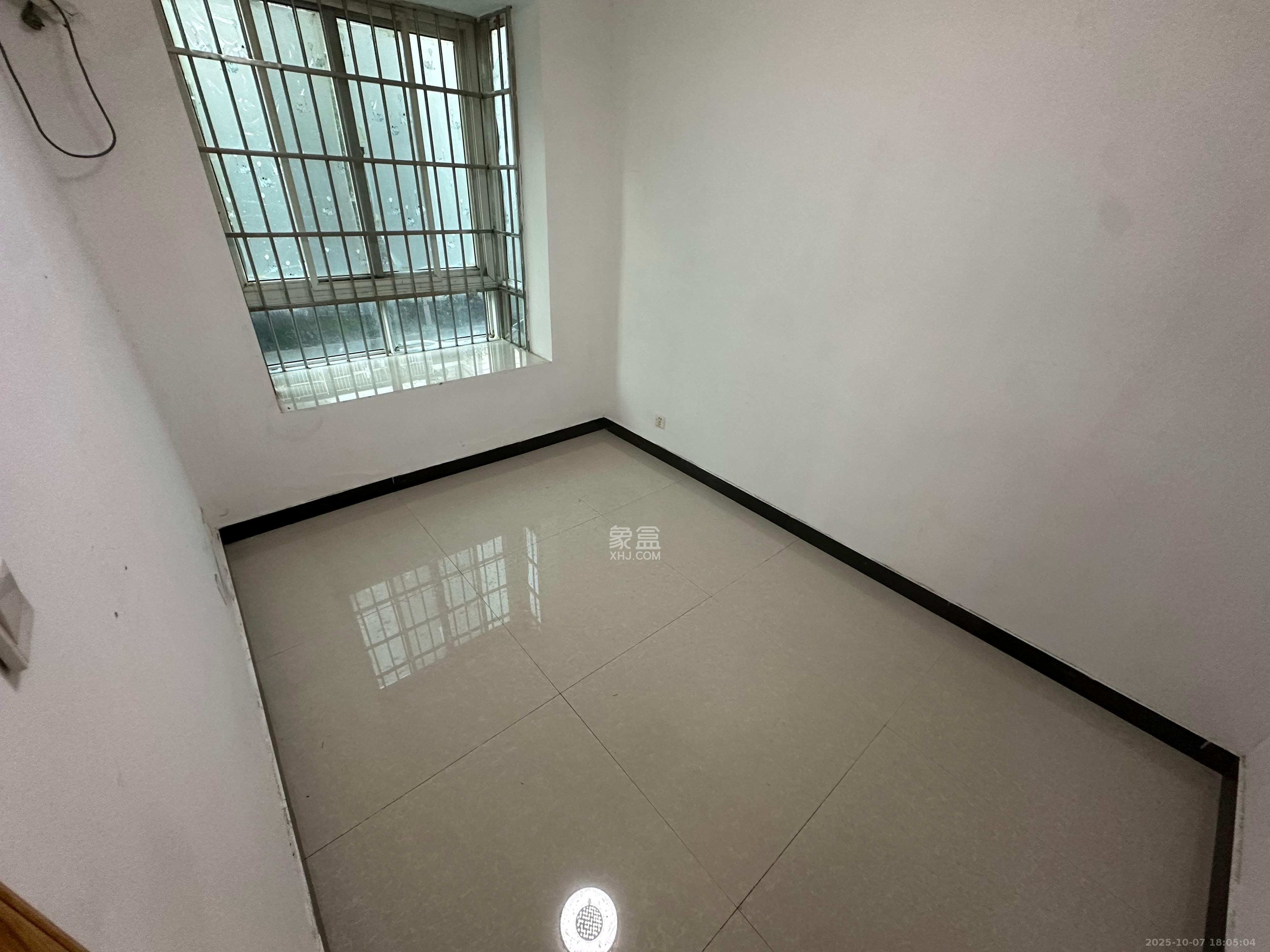 恩瑞麓山名园（龙王港小区）  3室2厅1卫    2500.0元/月室内图