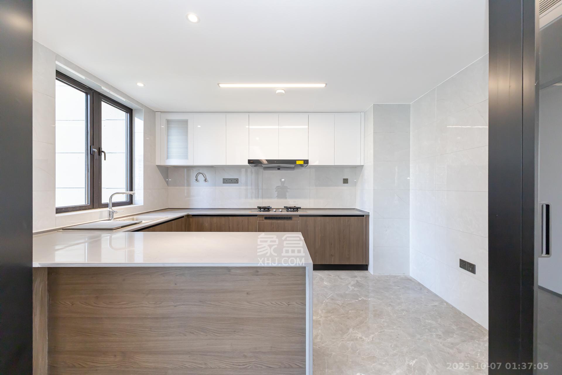 万科滨河道  4室2厅2卫    160.0万厨房