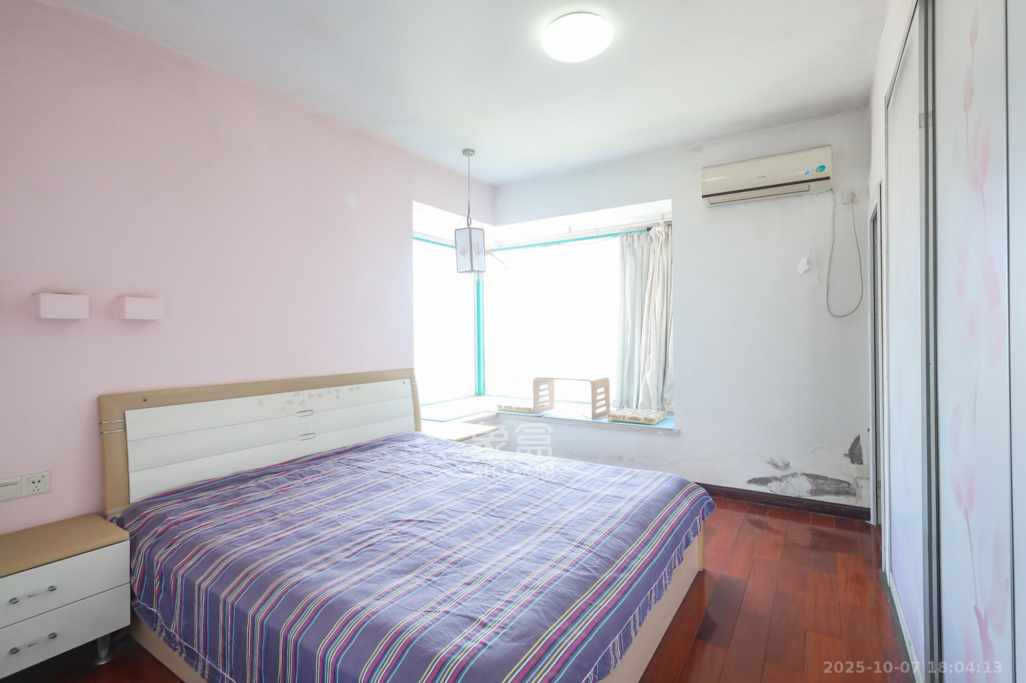 景秀江山 4室2厅2卫 150.0万 景秀江山 4室2厅2卫 150.0万卧室