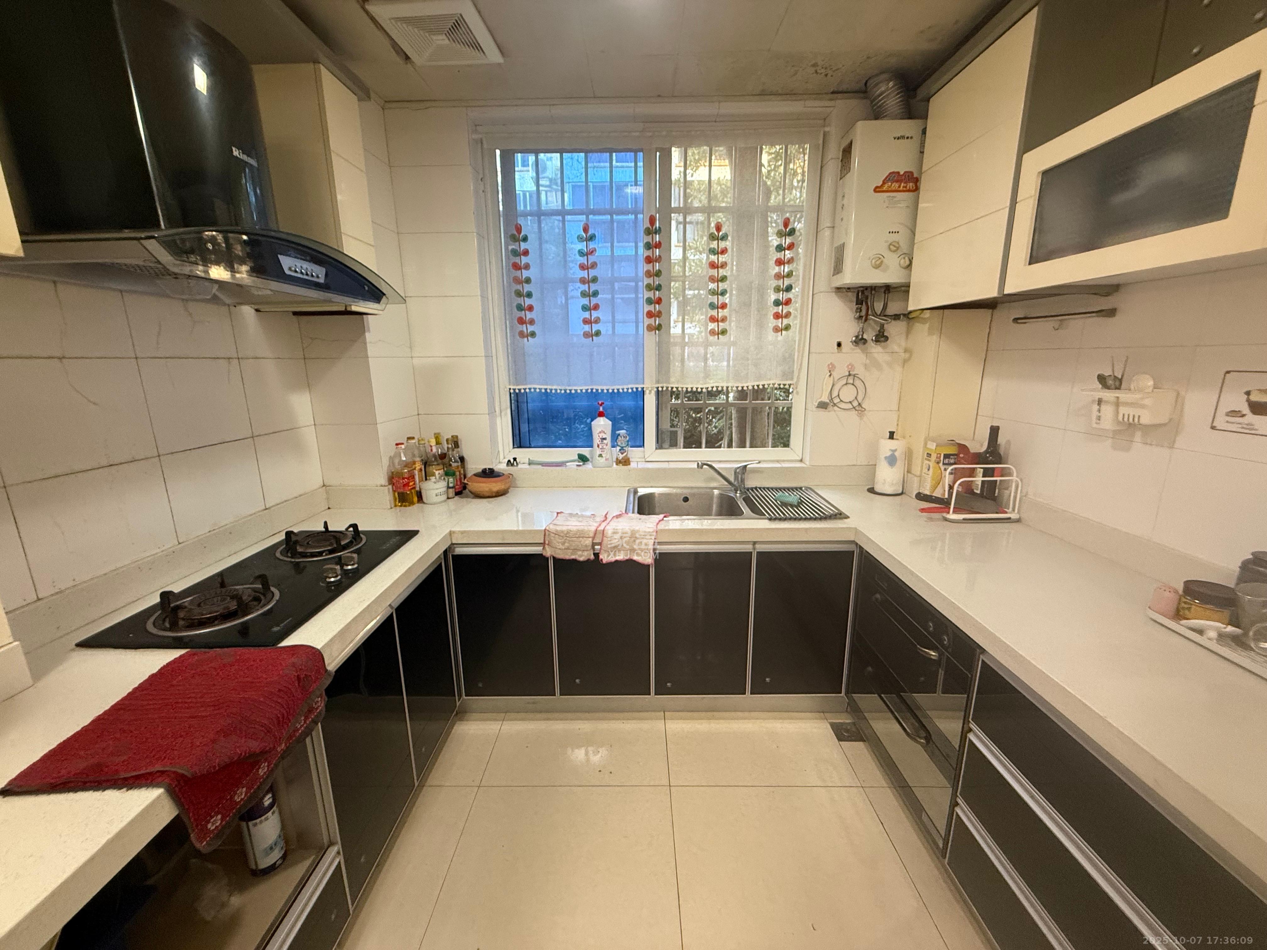 芙蓉苑 2室2厅2卫 2600.0元/月 芙蓉苑 2室2厅2卫 2600.0元/月室内图